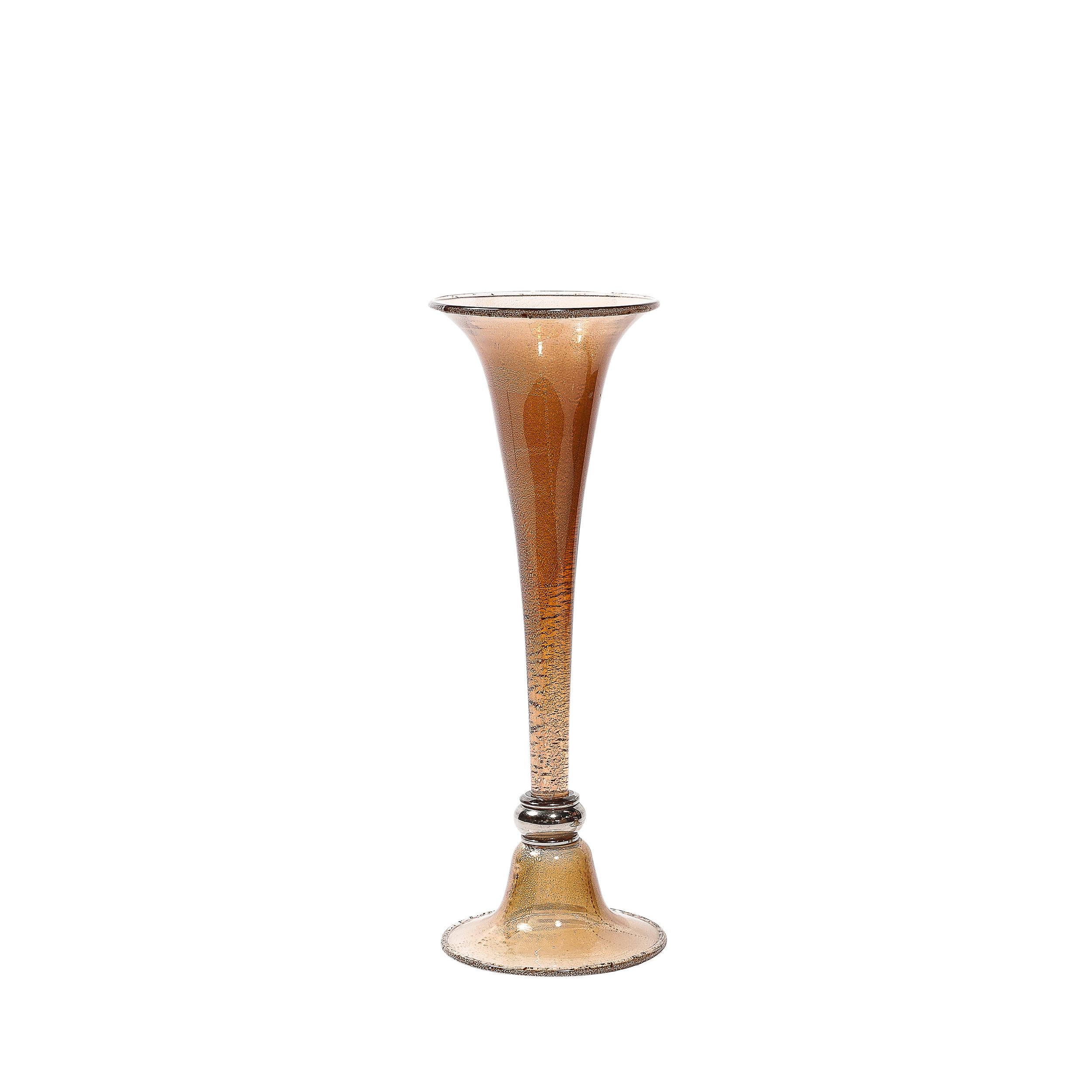 Questa coppia mozzafiato di vasi sfalsati in vetro di Murano soffiato a mano in bronzo affumicato con macchie d'oro bianco a 24 carati di Seguso Vetri d'Arte proviene dall'Italia, circa dal 1970. Questi vasi hanno un'incredibile qualità dei