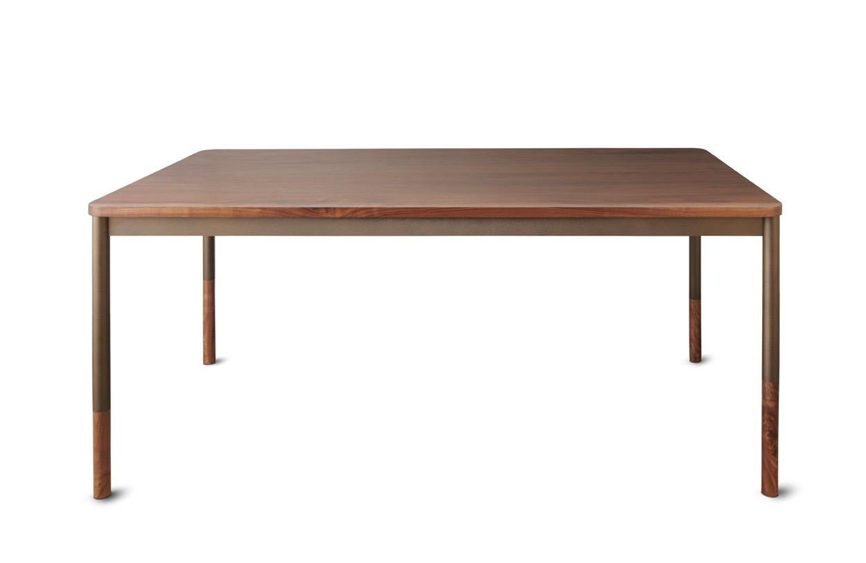 Table à rallonge avec plateau et pieds en noyer sélectionné et figuré, tablier et pieds en acier avec revêtement en bronze huilé 