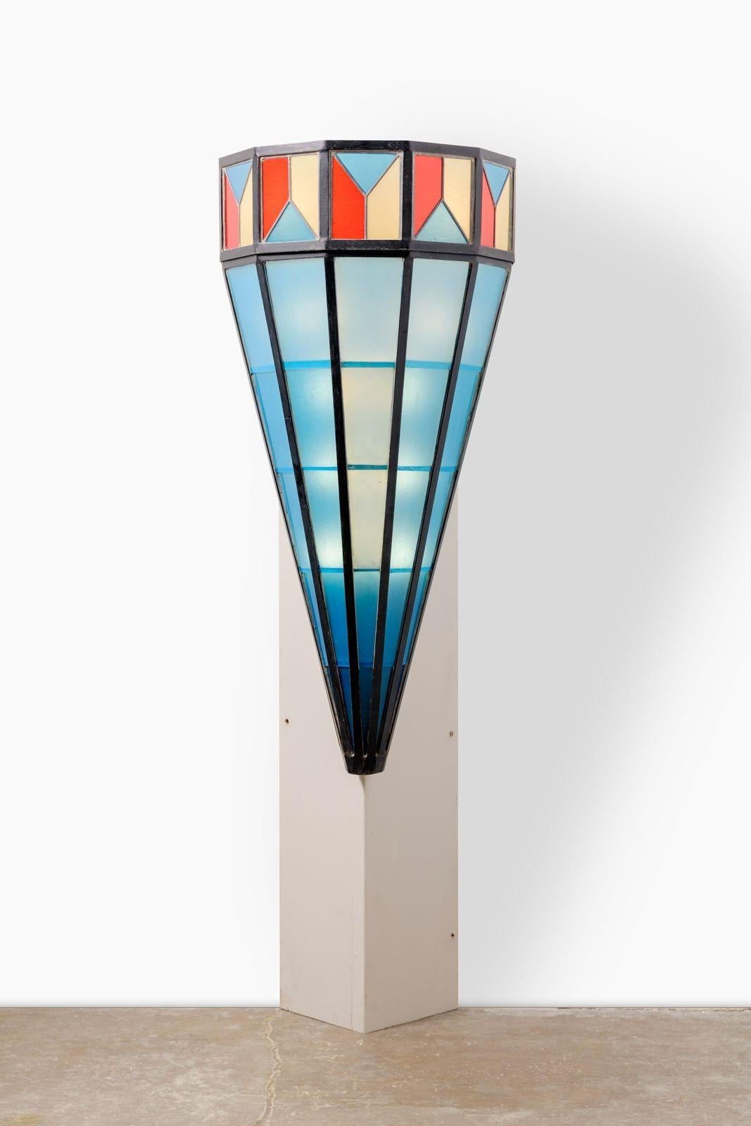 Applique in vetro colorato, unica e illuminata, commissionata da Carolyn Price per la Hillside Residence progettata da Frank Lloyd Wright a Bartlesville, Oklahoma, nel 1954. Quando Carolyn Price vendette la residenza di Hillside nei primi anni 2000,