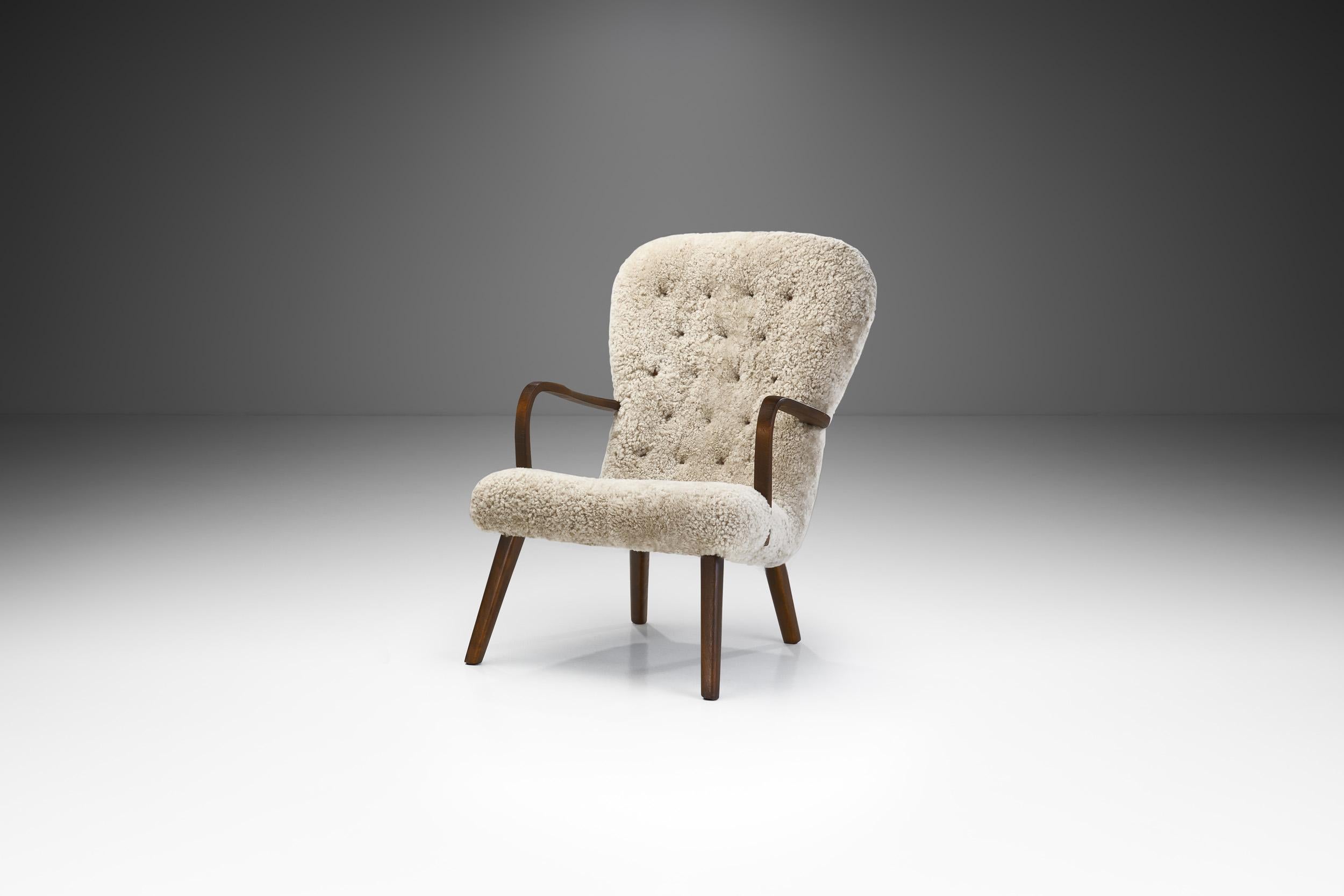 Ce fauteuil de style mid-century s'articule autour de matériaux de haute qualité, du confort et de la maîtrise des ébénistes danois. Le design danois est une combinaison remarquable d'un souci de confort et de matérialité associé à un désir de