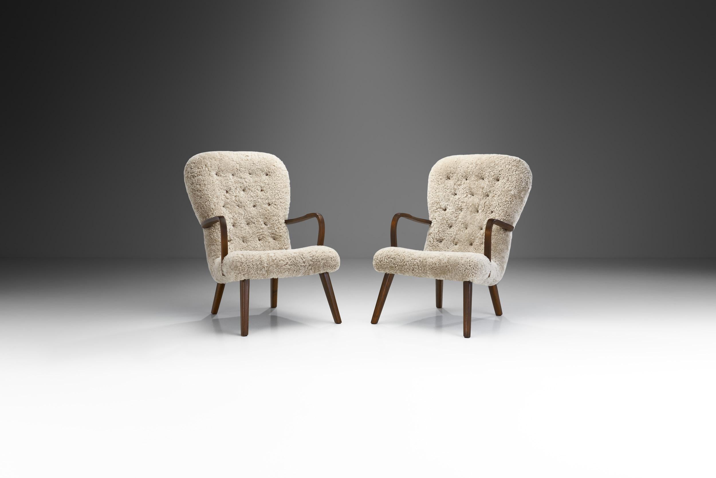 Bei diesem Paar Sessel aus der Mitte des Jahrhunderts stehen hochwertige Materialien, Komfort und die Kunstfertigkeit dänischer Tischler im Mittelpunkt.

Das dänische Design ist eine bemerkenswerte Kombination aus Komfort und Materialität, gepaart