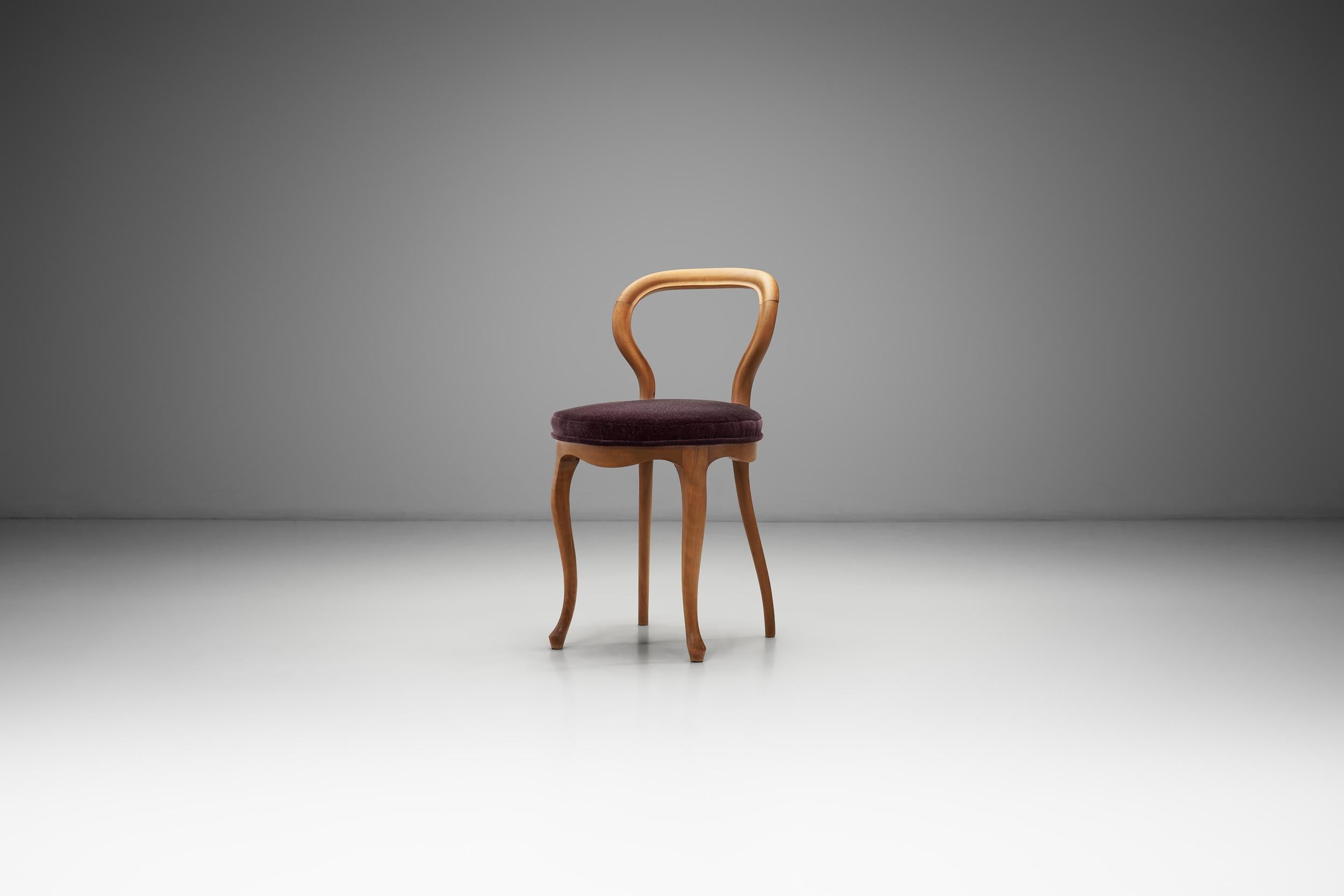 Questa poltrona in faggio tinto è un raffinato esempio di design europeo del XIX secolo. Caratterizzate da una silhouette elegante, le sedie con schienale a palloncino erano il simbolo per eccellenza dell'epoca vittoriana. Le sedie furono popolari