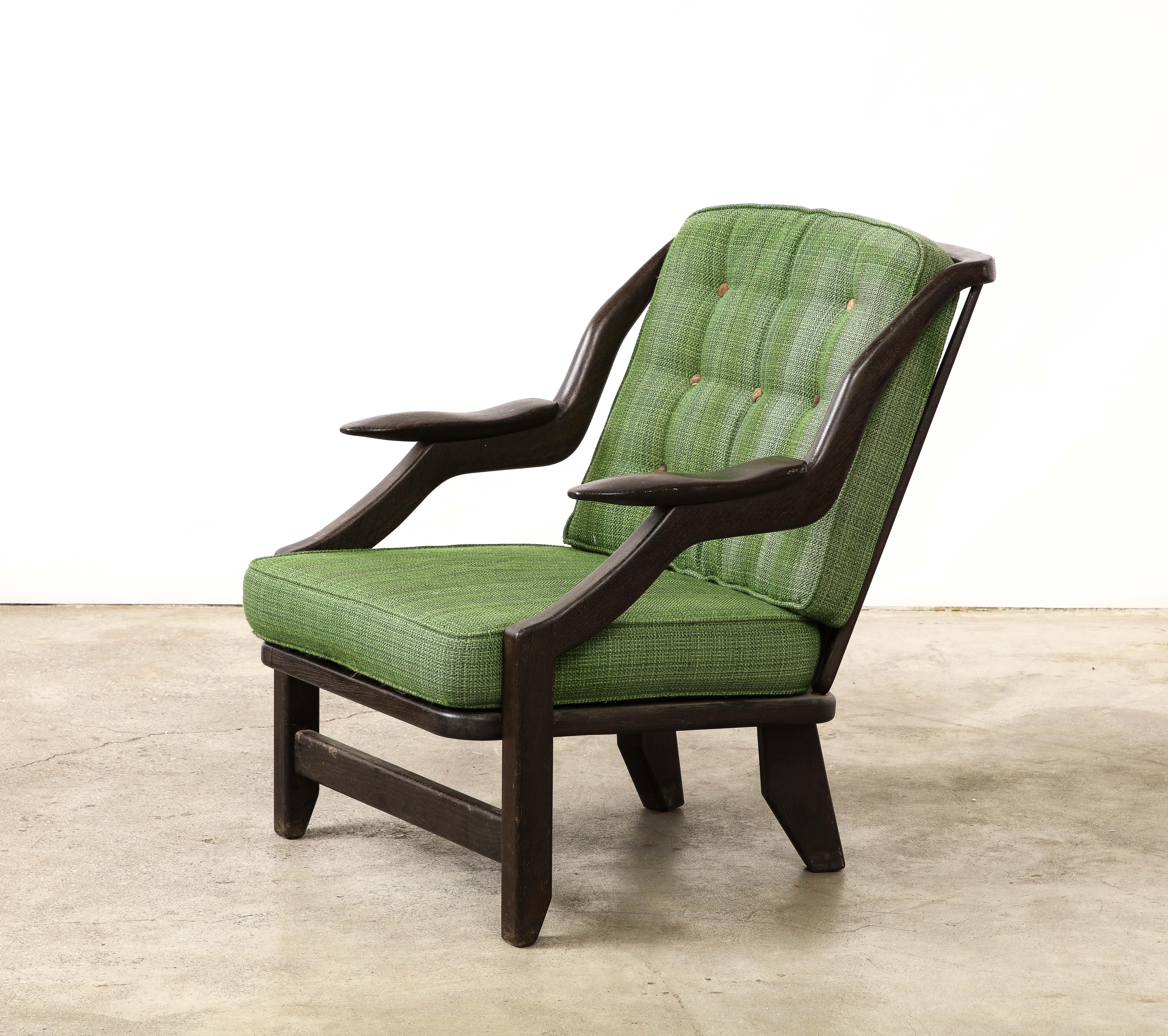 Dieser seltene Sessel von Guillerme et Chambron hat einen schön gealterten Holzrahmen mit skulpturalen Armlehnen. Die Kissen sind original für den Stuhl und müssen ersetzt werden. Auf Wunsch sind wir gerne bereit, eine Neupolsterung vorzunehmen.