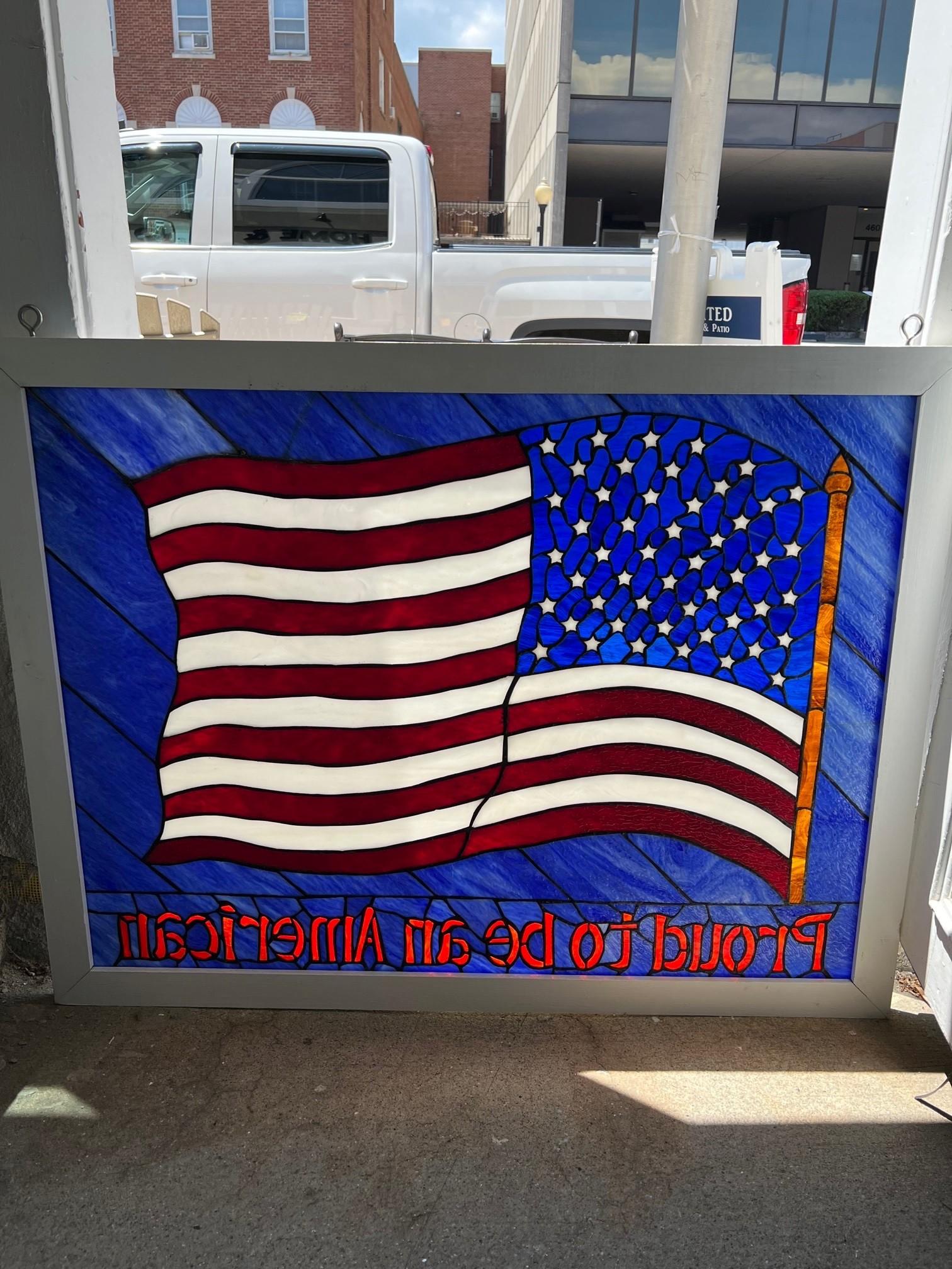 Drapeau américain en verre teinté Nous sommes fiers d'être un Américain dans un cadre en bois  en vente 4
