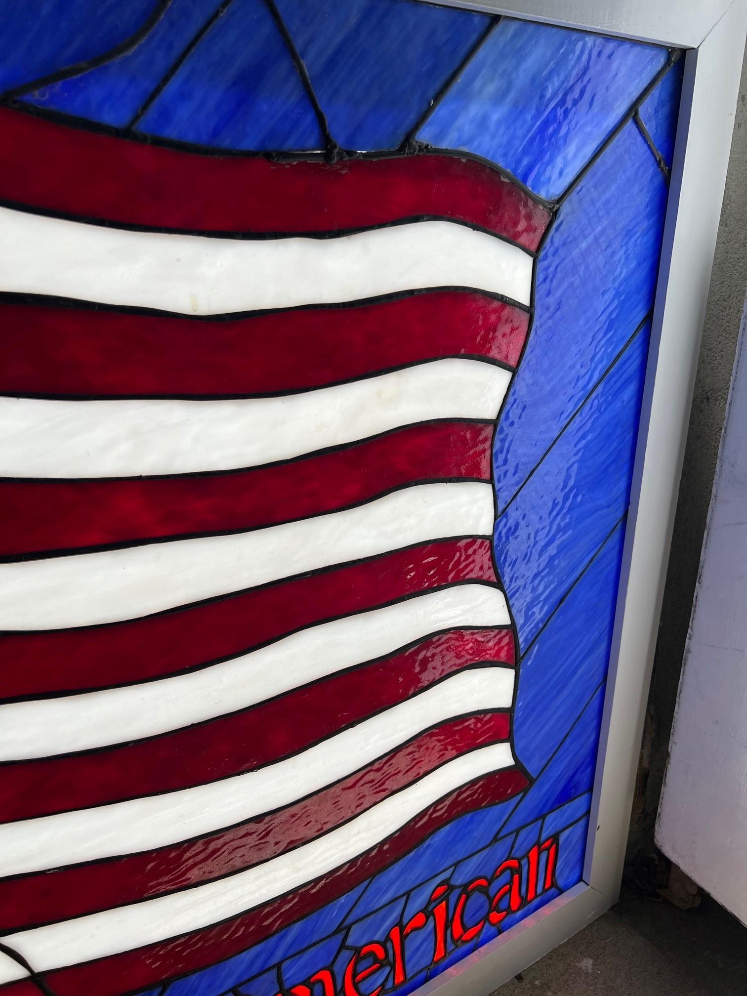 Amerikanische Flagge mit Buntglasmalerei „ Proud To Be An American“ in einem Holzrahmen  im Angebot 5