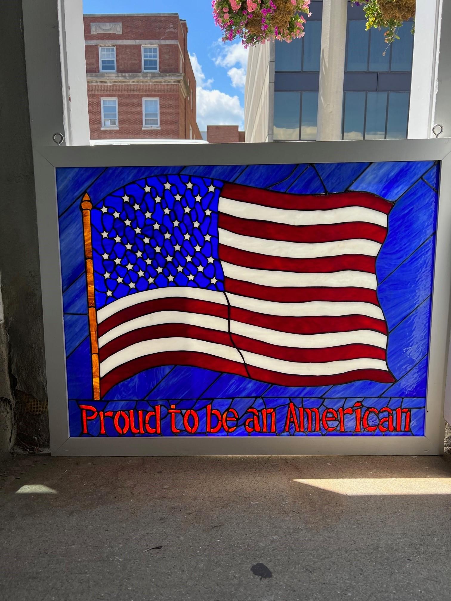 Tacheté Drapeau américain en verre teinté Nous sommes fiers d'être un Américain dans un cadre en bois  en vente