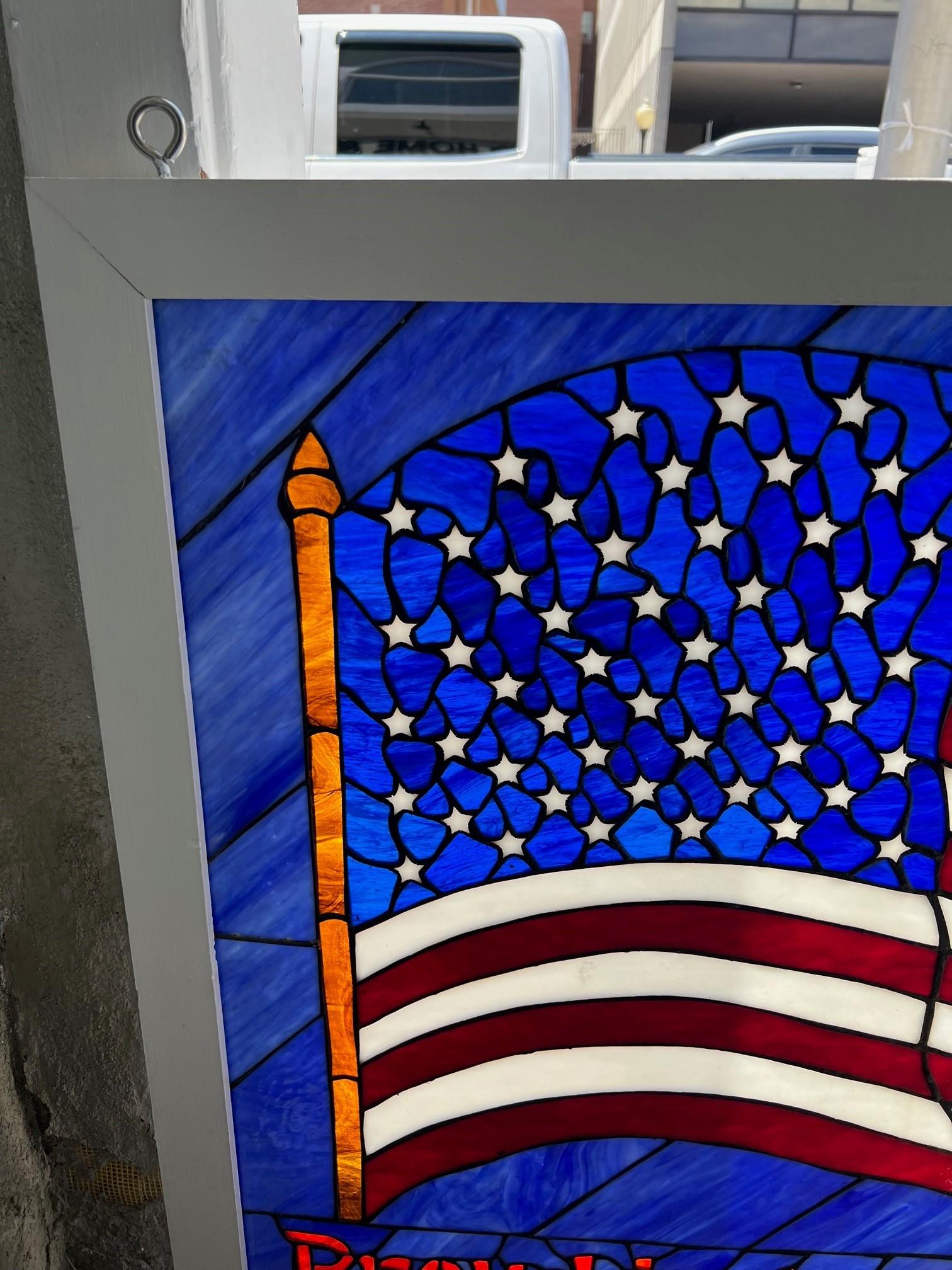 Amerikanische Flagge mit Buntglasmalerei „ Proud To Be An American“ in einem Holzrahmen  im Zustand „Gut“ im Angebot in Stamford, CT