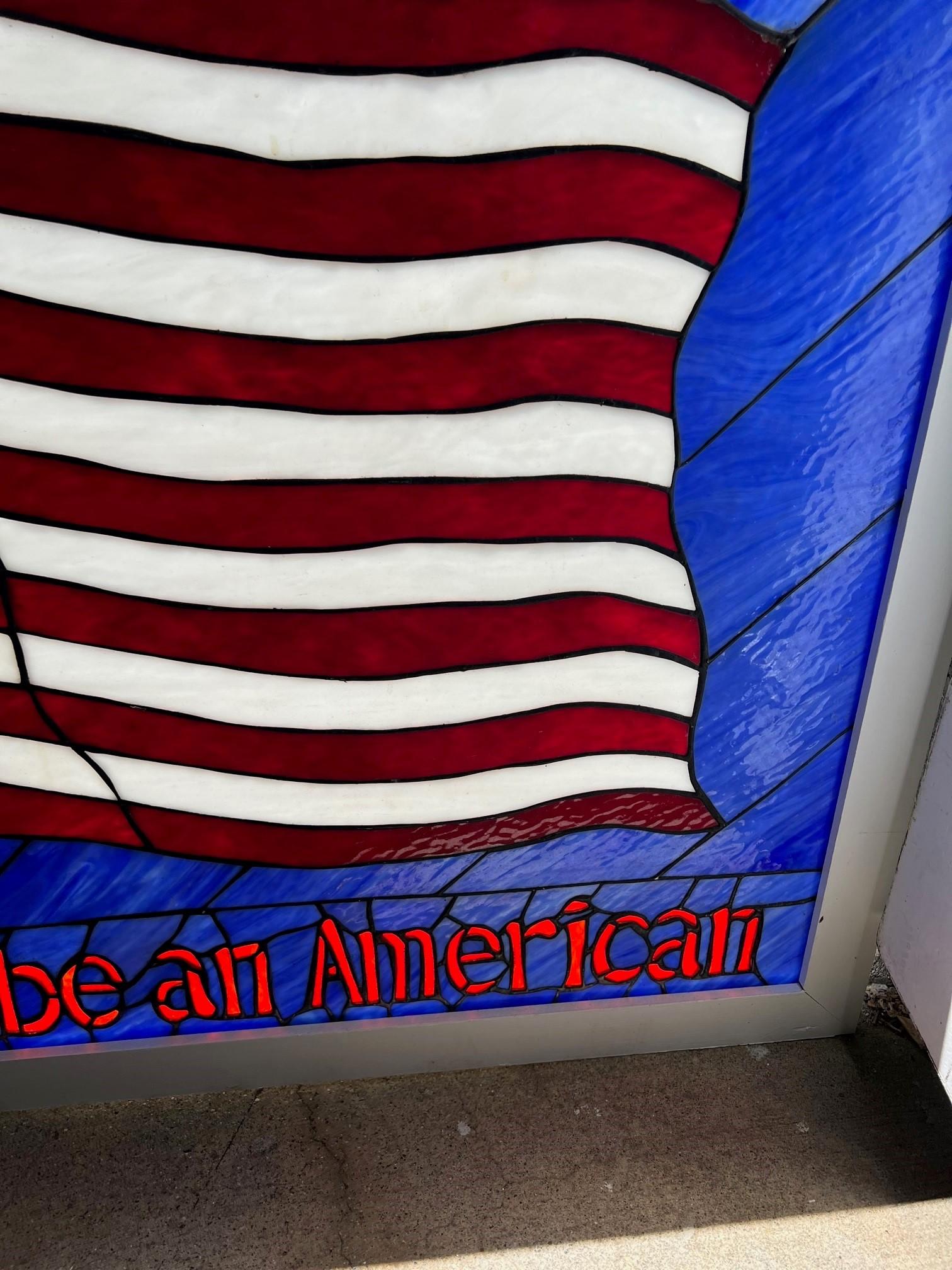 Amerikanische Flagge mit Buntglasmalerei „ Proud To Be An American“ in einem Holzrahmen  (Glas) im Angebot