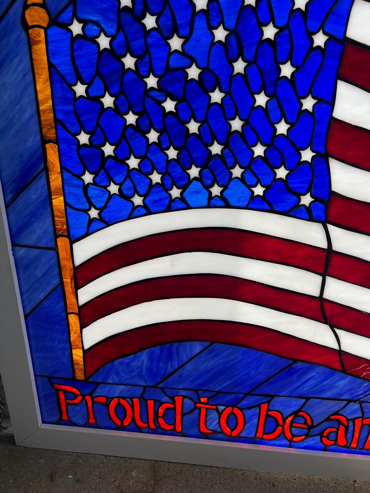 Drapeau américain en verre teinté Nous sommes fiers d'être un Américain dans un cadre en bois  en vente 1