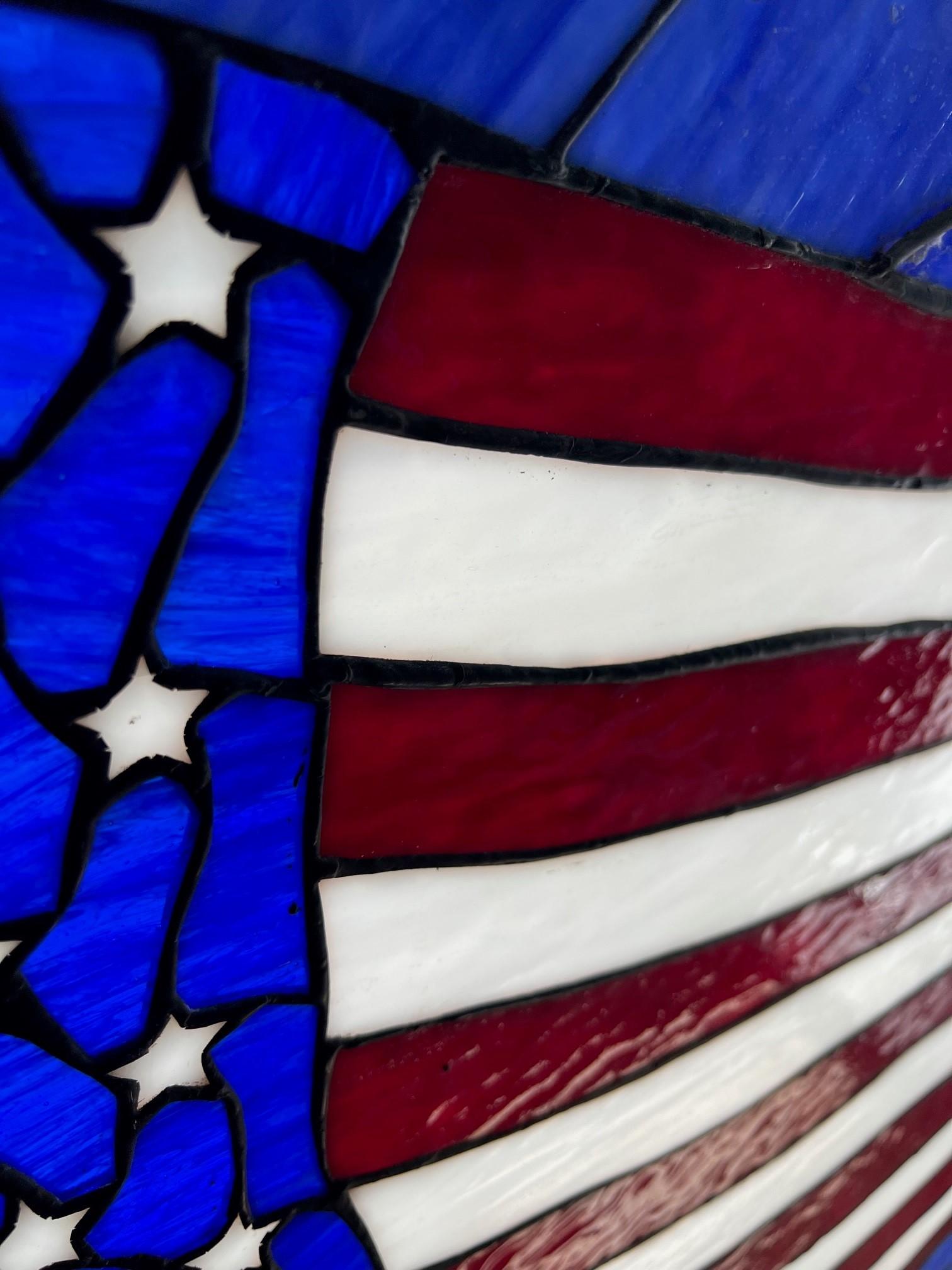 Drapeau américain en verre teinté Nous sommes fiers d'être un Américain dans un cadre en bois  en vente 3