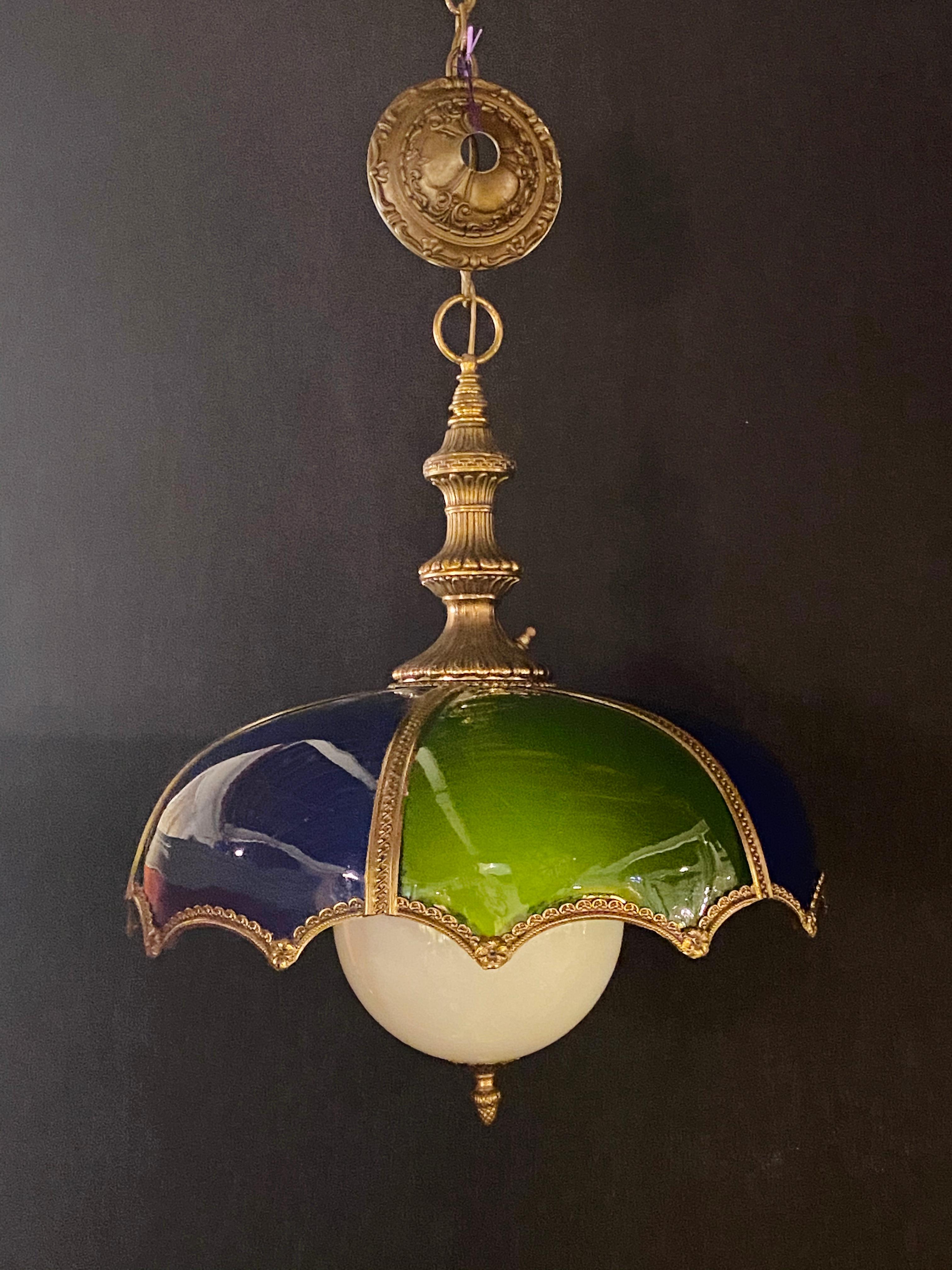 Lámpara o colgante italiano MCM en forma de cúpula de Stained glass con marco de bronce mediados del siglo XX en venta