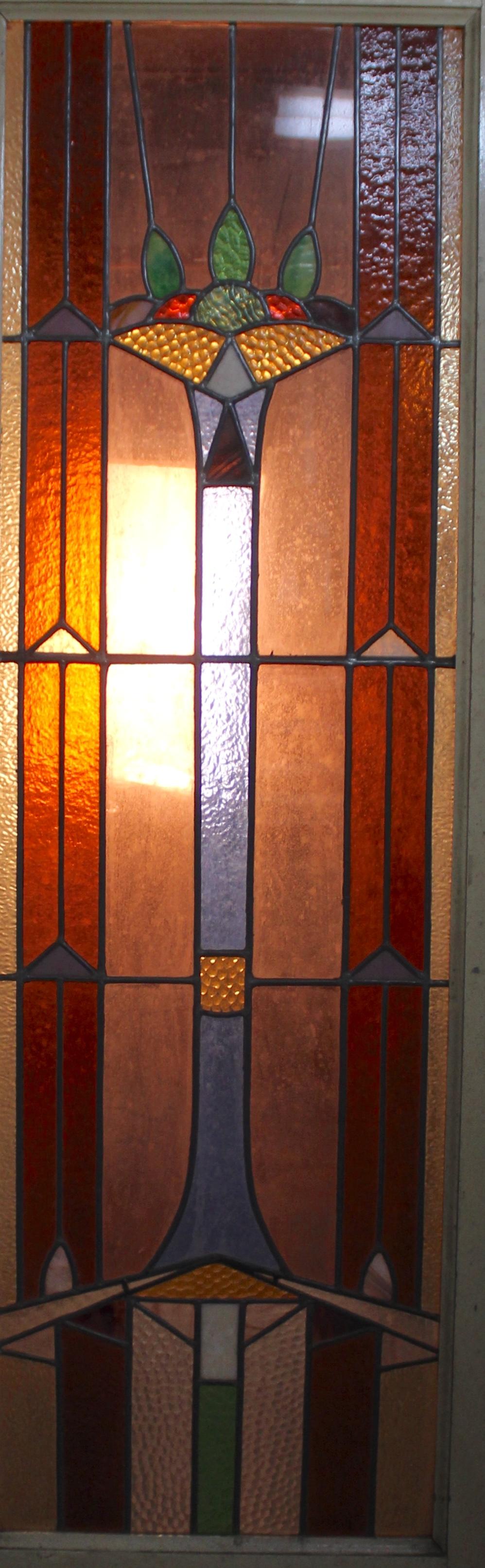 Porta dell'inizio del XX secolo con grande vetrata. Design in stile Art Déco con pannelli di vetro colorati. Ci sono due porte, l'annuncio è per una.
