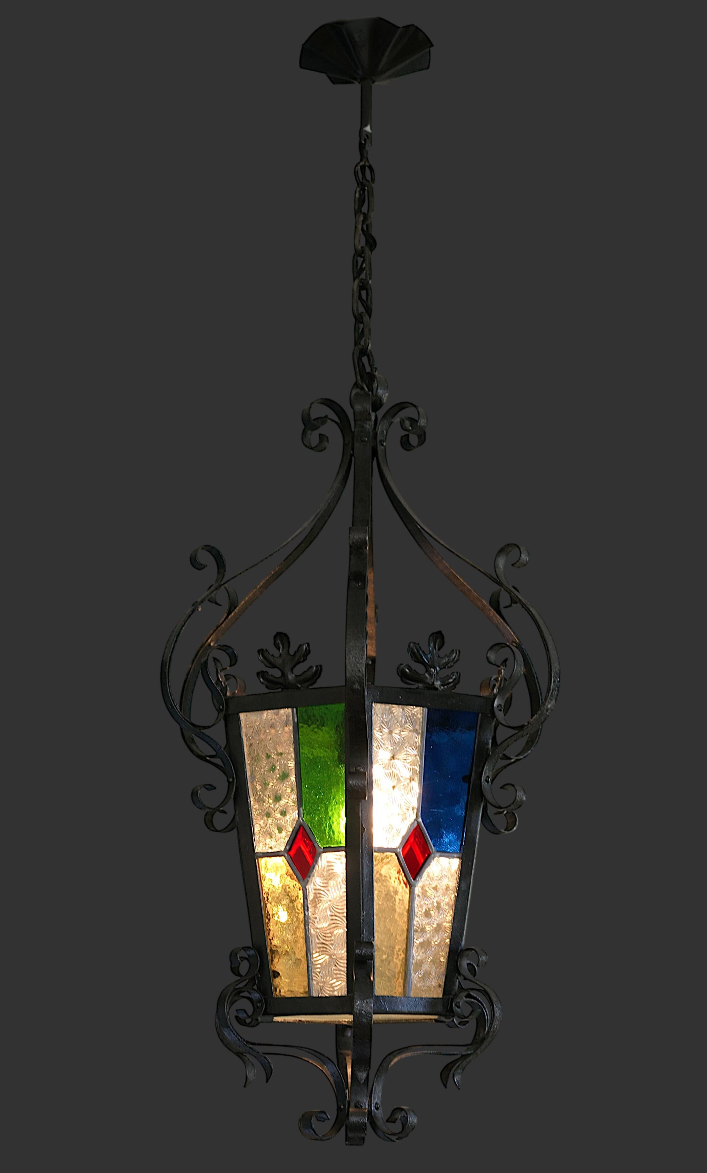 Farol francés de vidrieras Art Nouveau, Francia, 1890-1900. Stained glass y hierro. Vidrio catedral martillado. Altura total: 92 cm (36,2