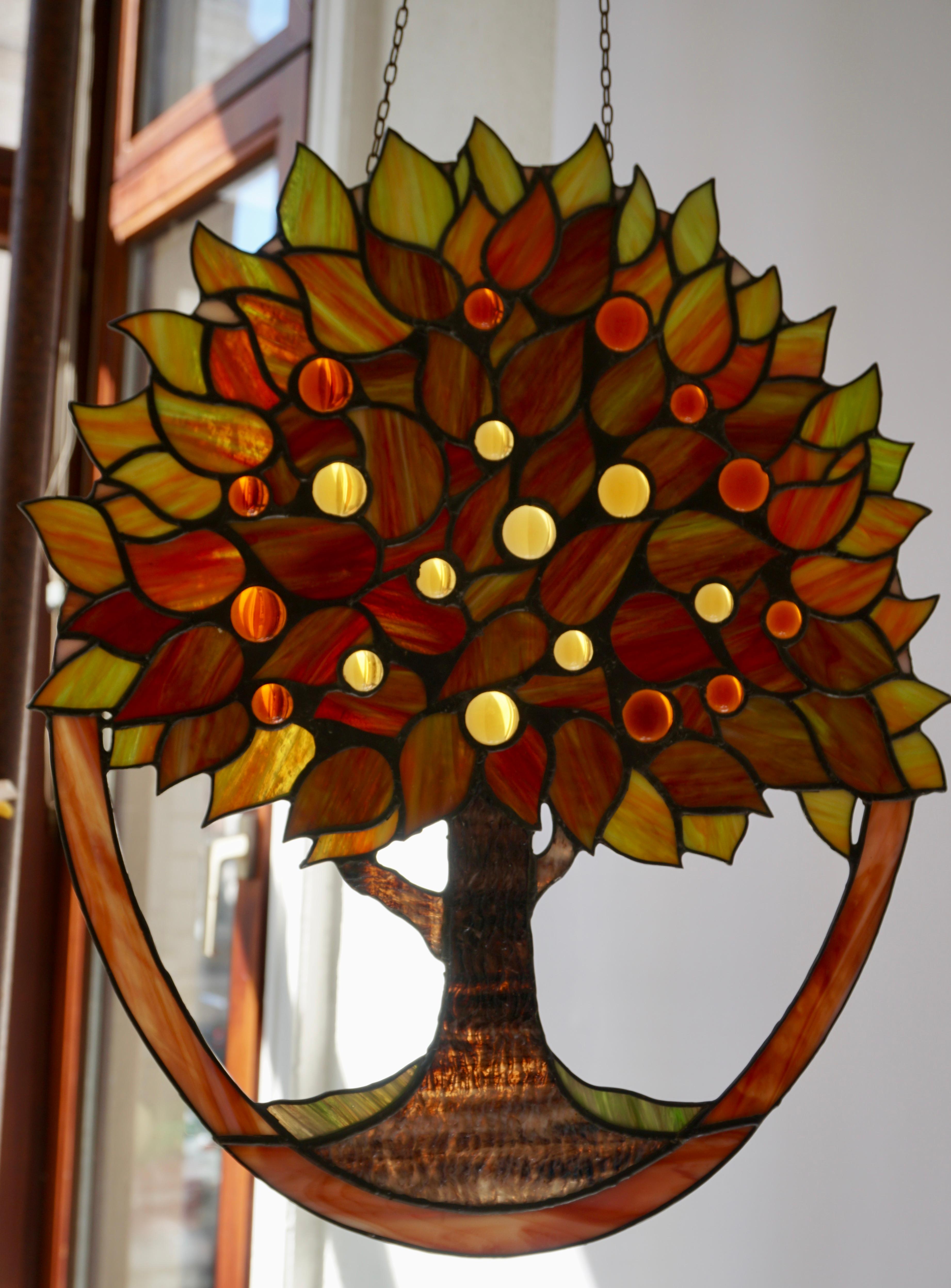 Offrant ce magnifique panneau de vitrail sur chaîne. En forme d'arbre floral aux couleurs et motifs variés.
Il existe également de nombreuses nuances de vert, de rouge, de jaune et d'orange.
Mesures : Hauteur 45 cm.
Largeur 39 cm.