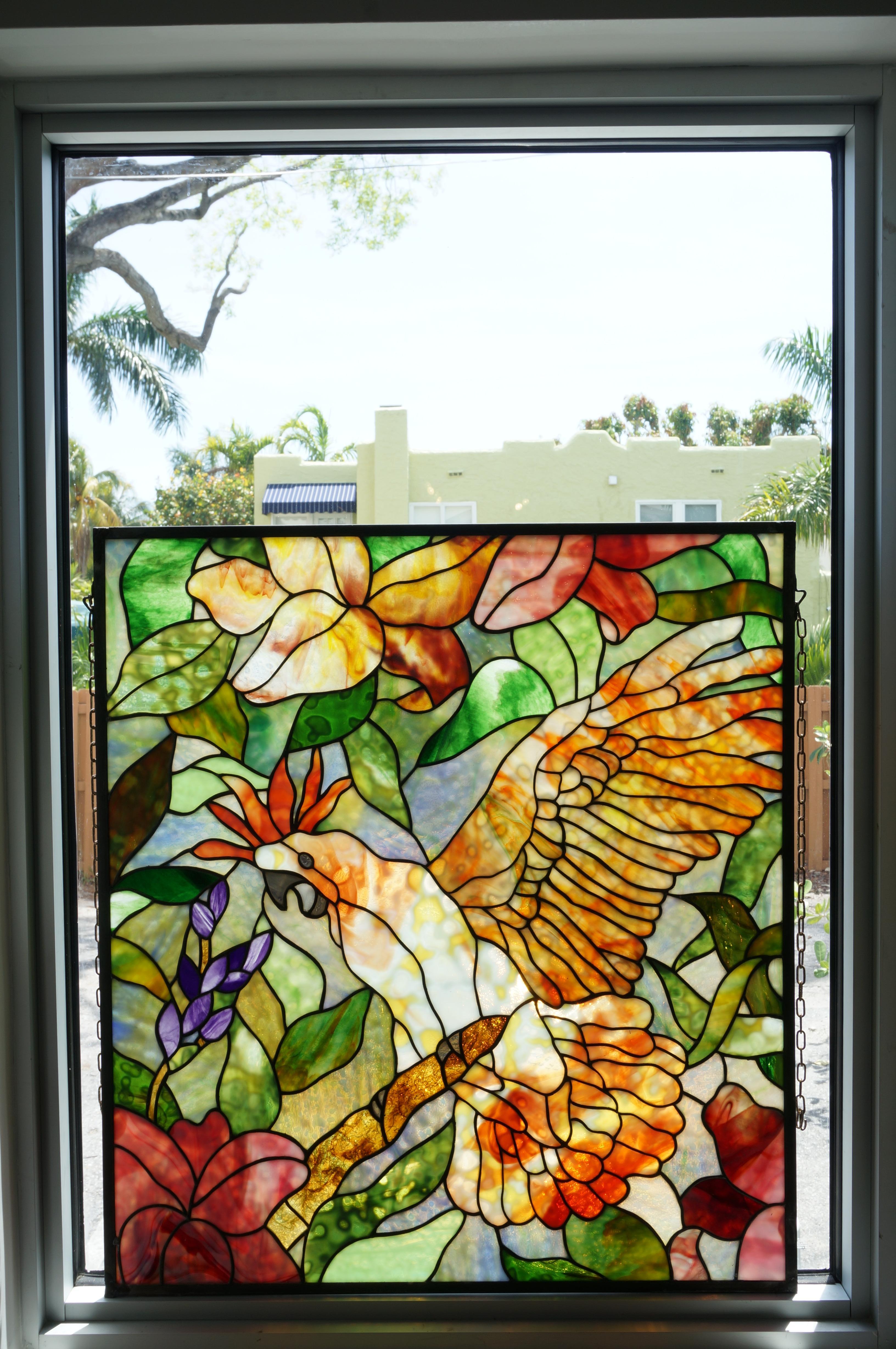 20ième siècle Panneau de verre teinté avec un Cockatoo en vente