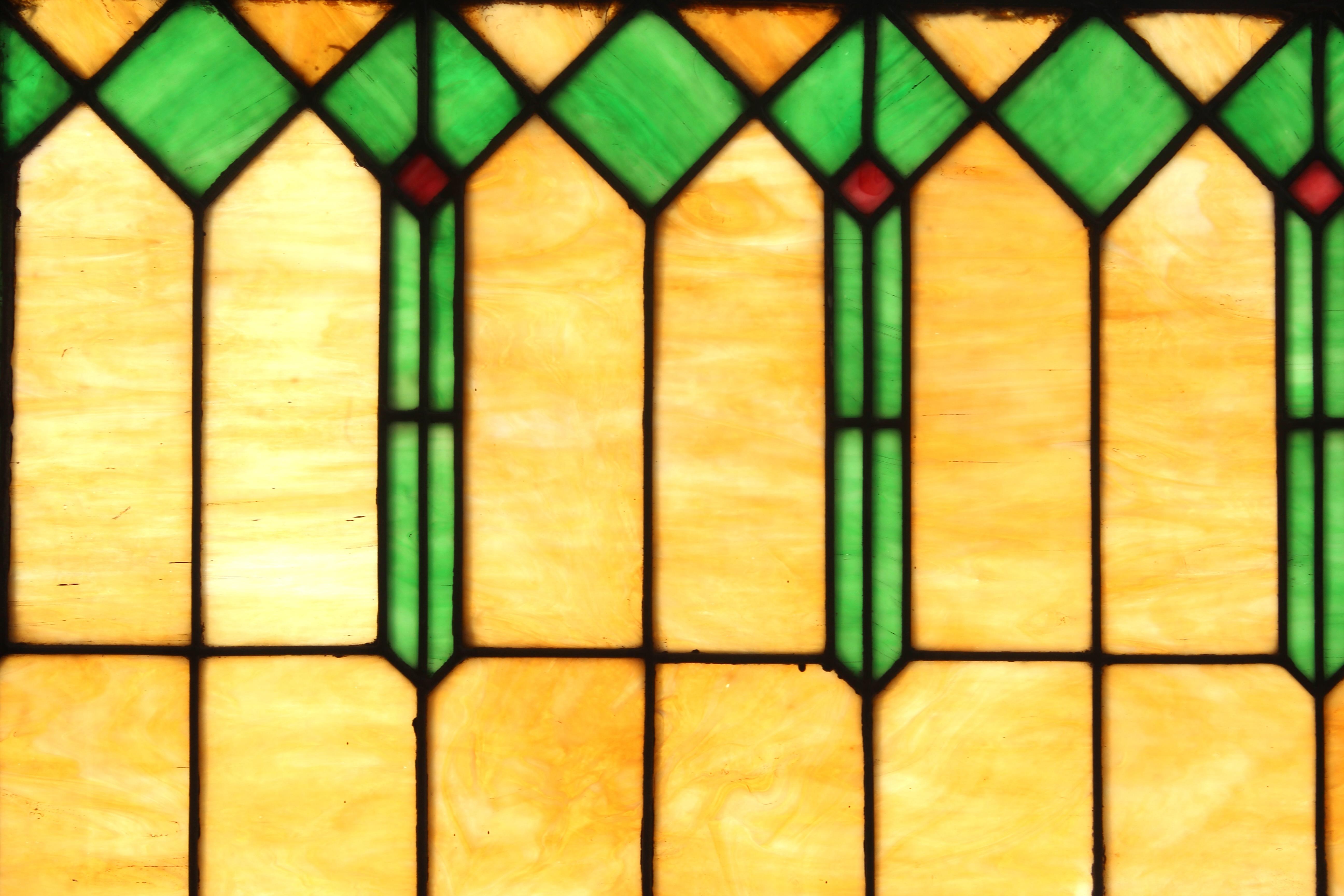 Ventana de cristal multicolor con paneles geométricos. El cálido cristal amarillo jaspeado con acentos verdes y rojos da la luz del sol, al tiempo que te ofrece intimidad.
Las dimensiones totales corresponden a la vidriera y el marco.
Situado en NY