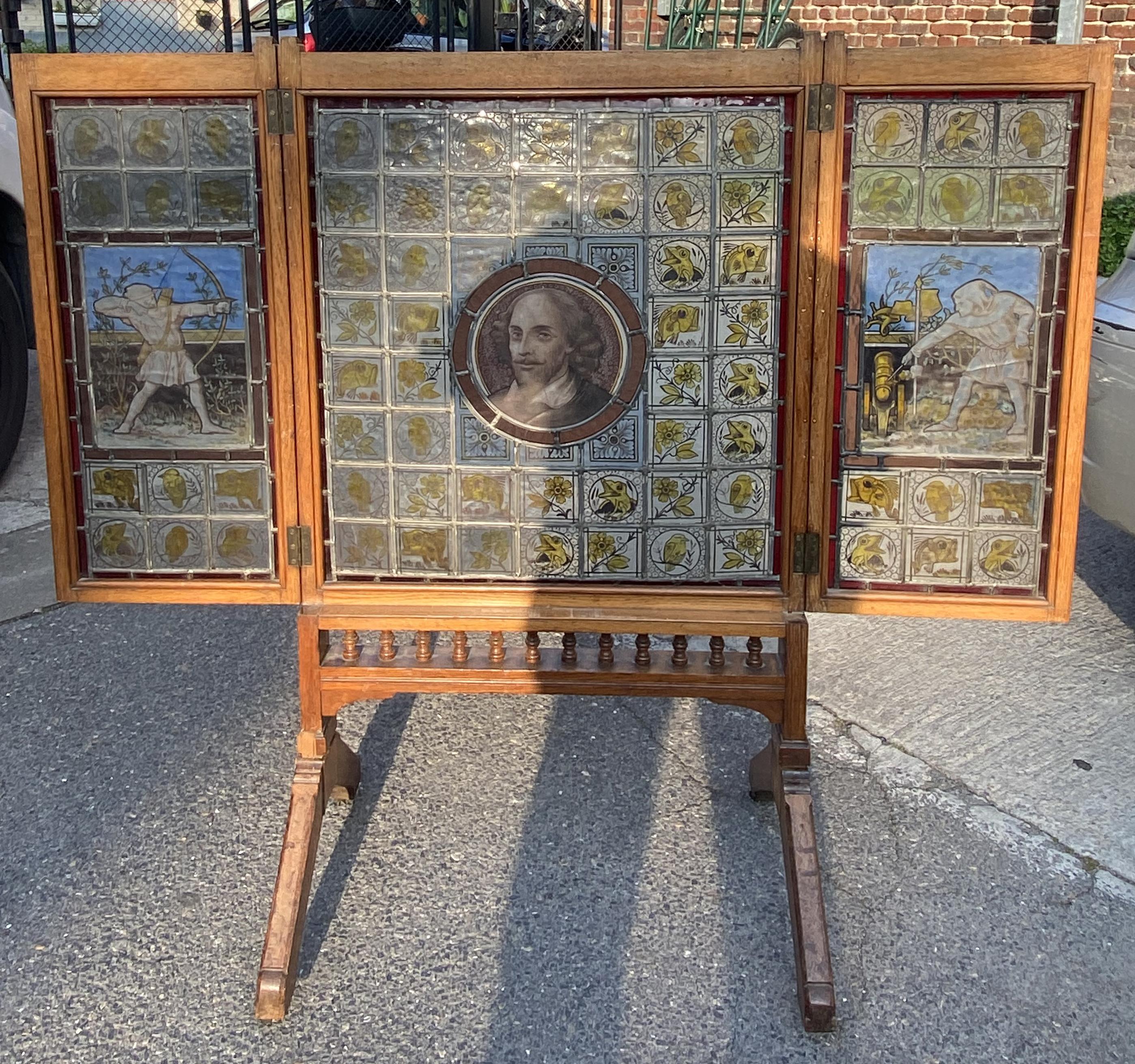 This rare sparkler screen has a form and decoration very characteristic of the English Neo-Gothic taste of the late nineteenth century, and synthesizes the hand of the craftsman John Moyr Smith (1839-1912), considered one of the most talented