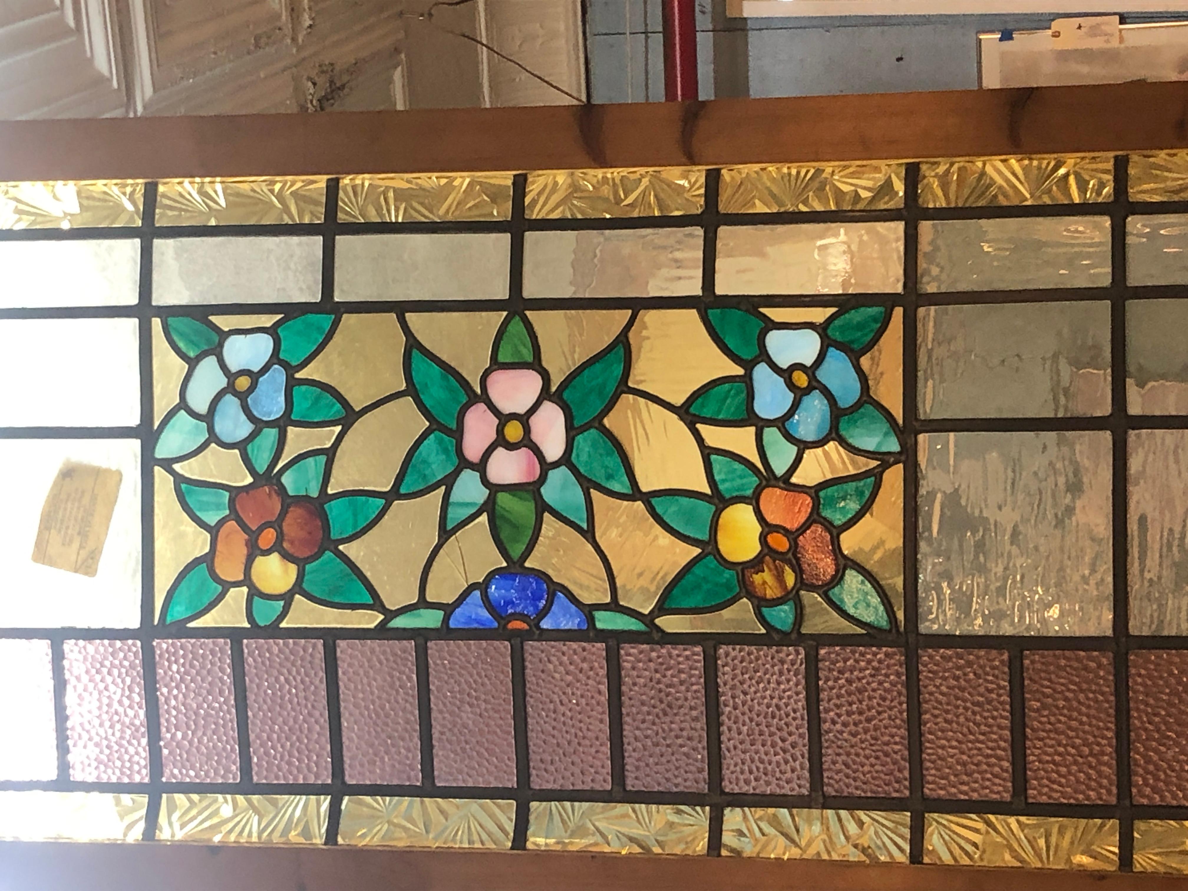 Amerikanische Glasmalerei aus der Jahrhundertwende mit wunderschönem Blumenmuster.
Derzeit in einem provisorischen Holzrahmen untergebracht - die Gesamtmaße gelten für die Glasmalerei und den Rahmen.
Sitz in NY
