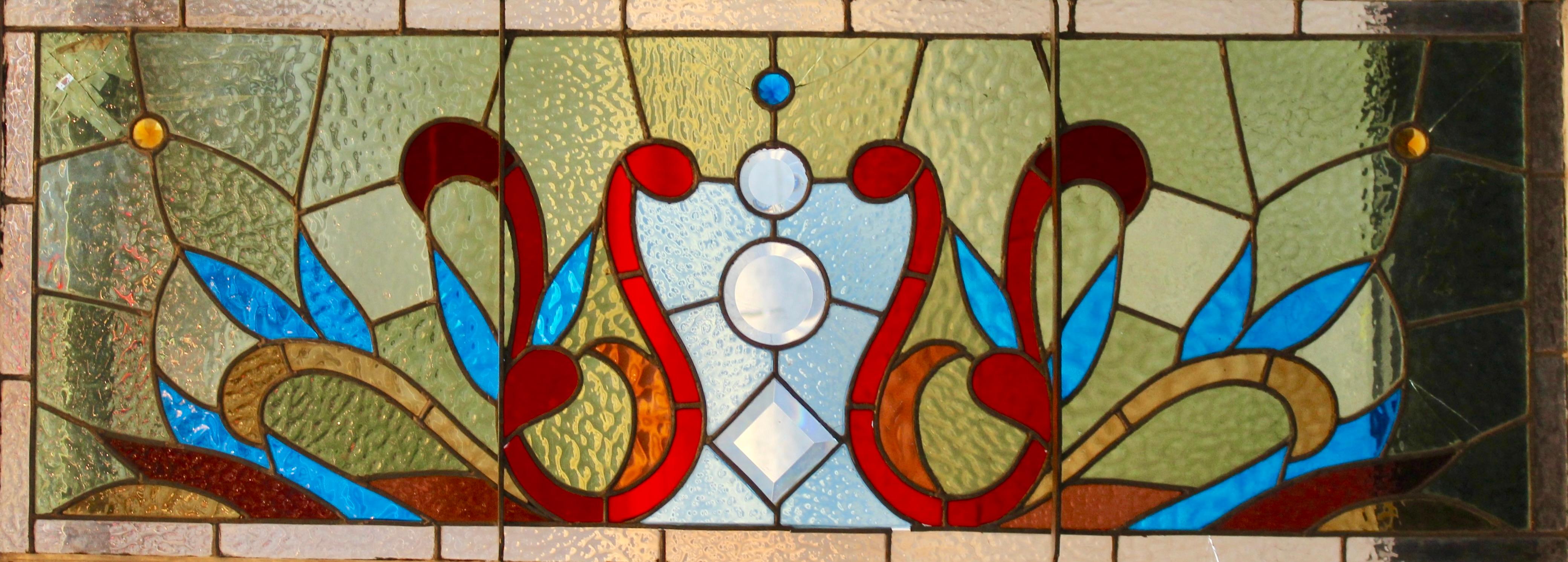 Questa deliziosa e colorata finestra è caratterizzata da vetri di colore intenso con volute rosse simili a cigni e cristalli chiari al centro.
Attualmente è alloggiato in una cornice di legno - le dimensioni complessive si riferiscono alla vetrata e