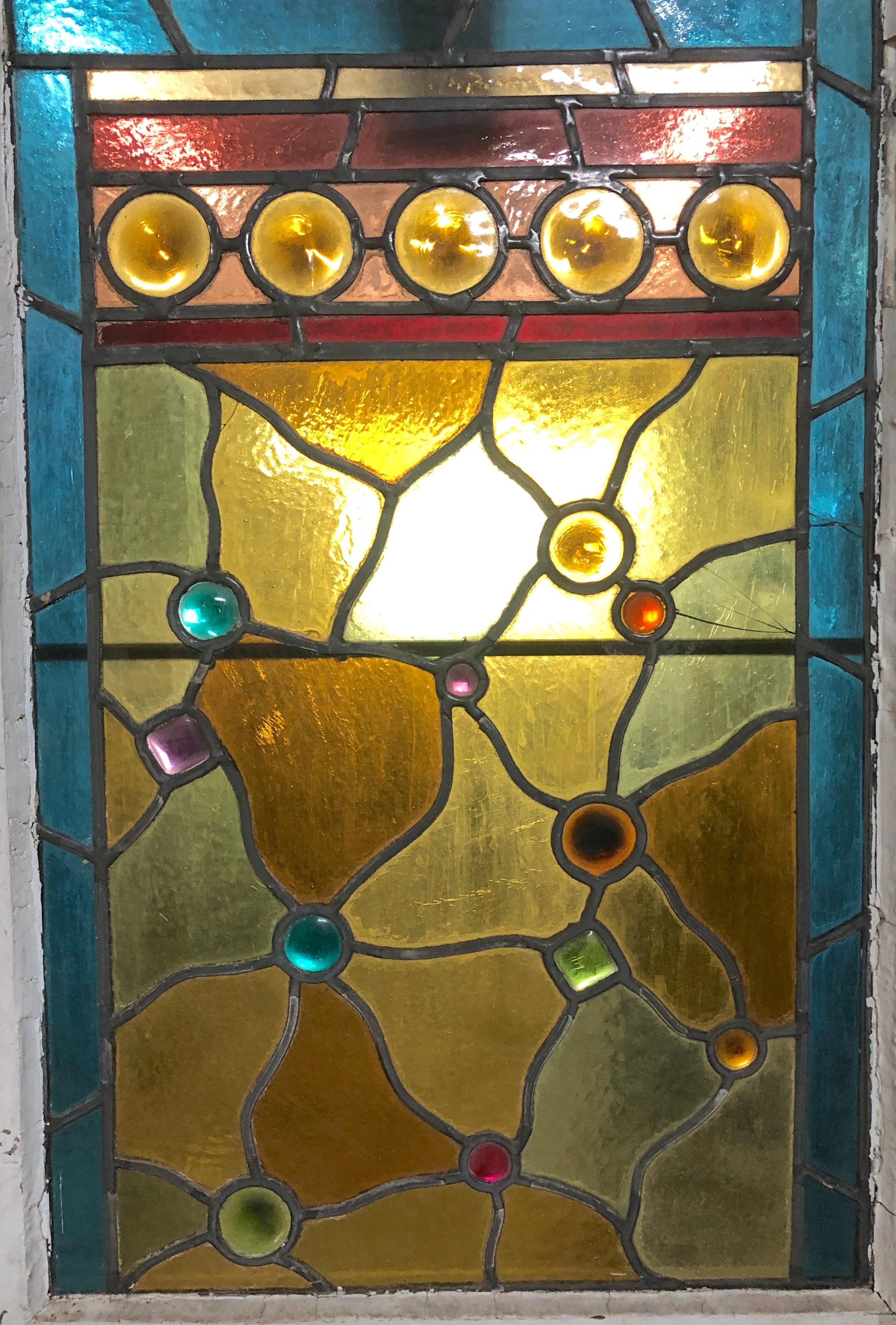 Ventana de principios del siglo XX con diseño de vidrieras. Se trata de una llamativa ventana con dos paneles separados. También puede colgarse como ventana de travesaño.
Las dimensiones totales corresponden a la vidriera y el marco.
Situado en NY