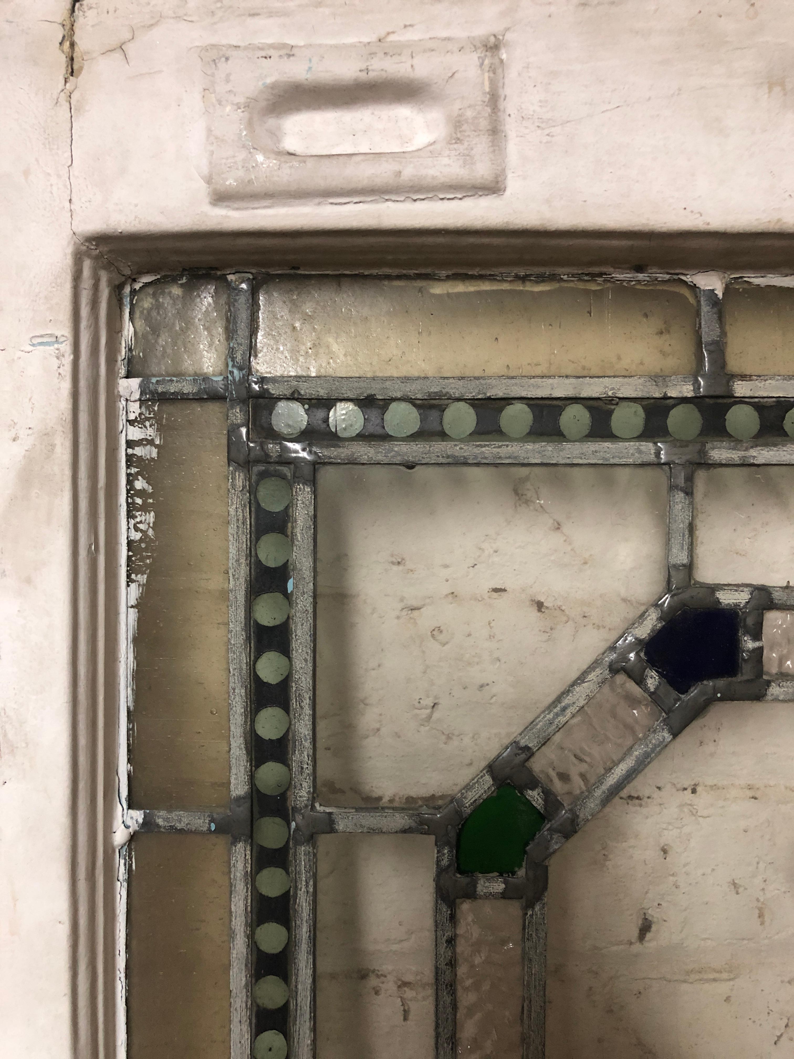 Petite fenêtre antique avec vitrail. Design/One avec verre texturé.
Actuellement dans un cadre en bois - les dimensions totales sont celles du vitrail et du cadre.
Situé à NY