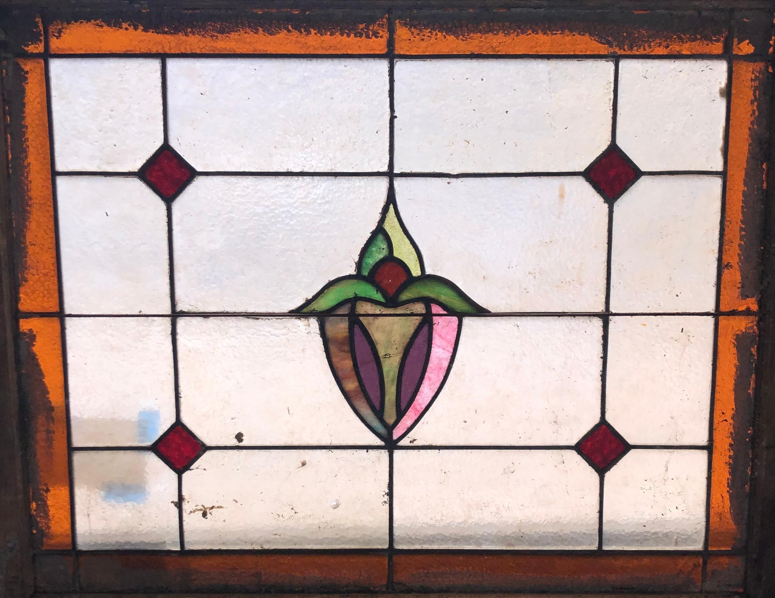 Finestra d'epoca con design in vetro colorato e motivi a piombo. Il vetro trasparente testurizzato lascia passare la luce senza essere trasparente.
Attualmente è alloggiato in una cornice di legno - le dimensioni complessive si riferiscono alla