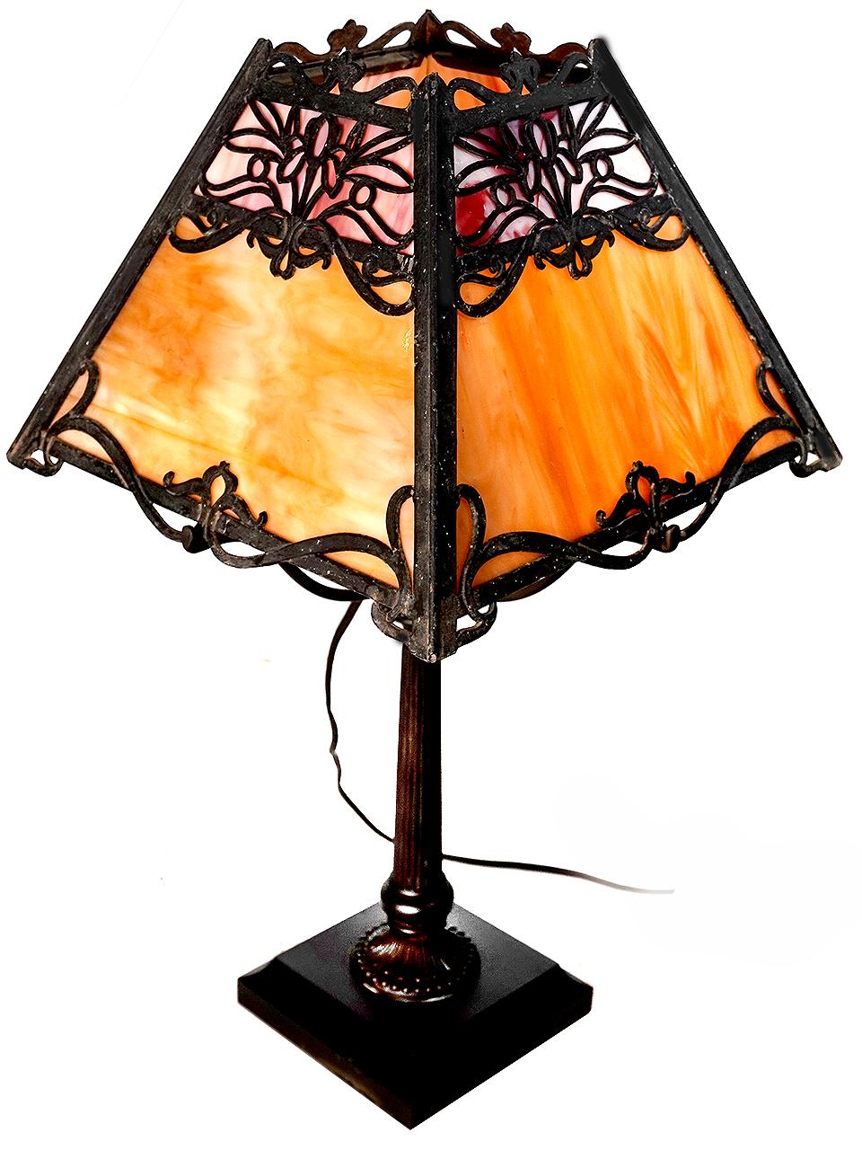 Stained Glass with Filigree Overlay Arts and Crafts Table lamp In Good Condition For Sale In Peekskill, NY