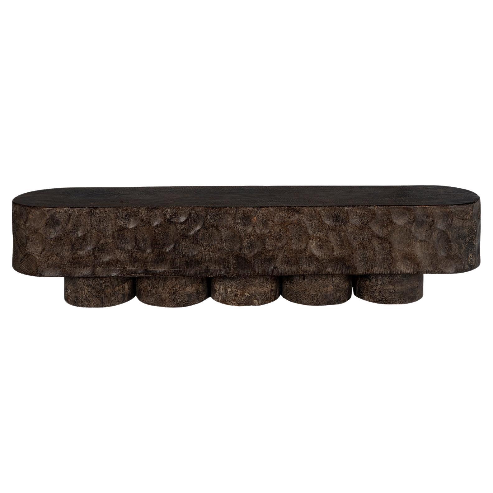 Banc à piètement multiplis teinté avec détails en relief en vente