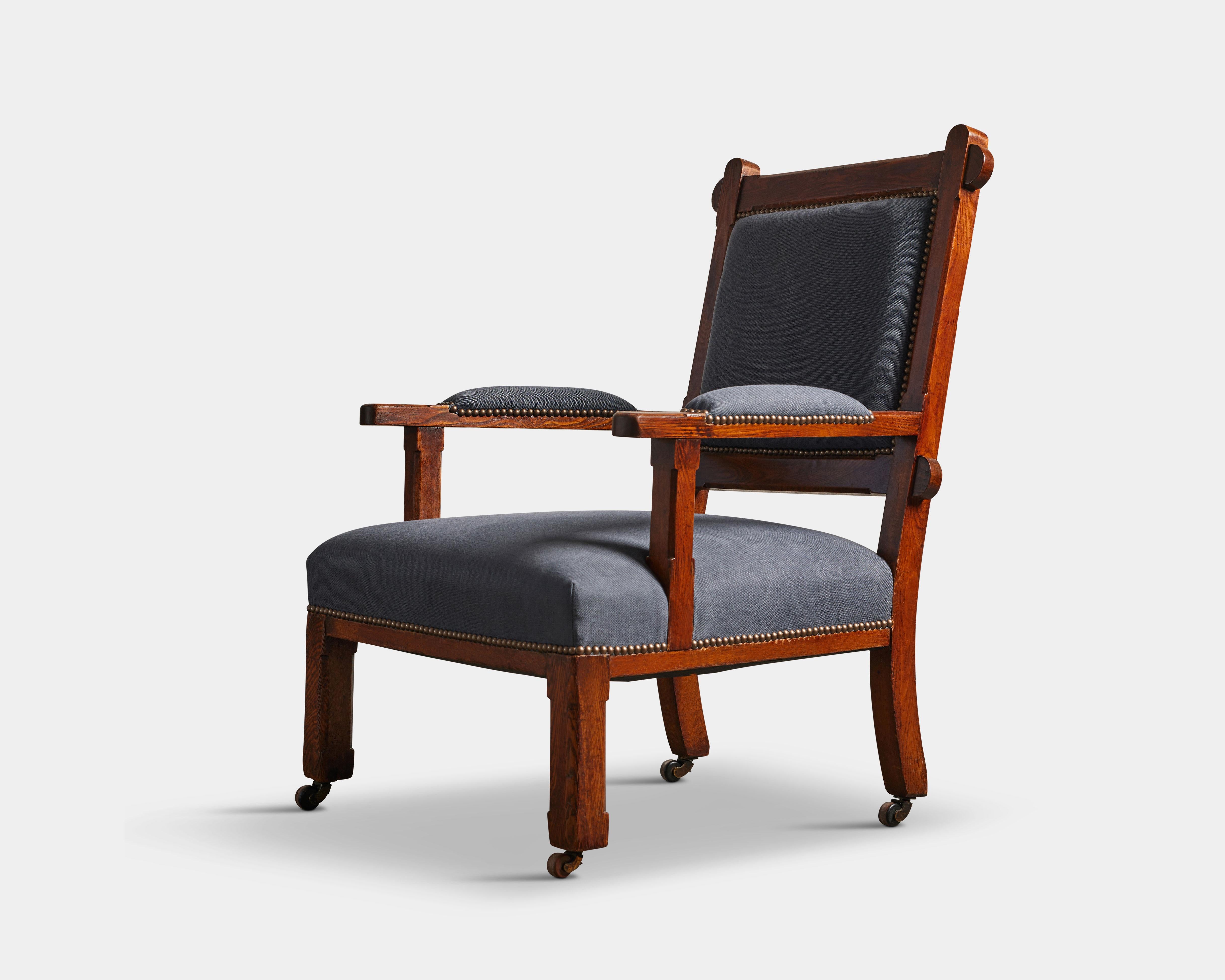 Anglais Stained Oak and Linen Arts and Crafts Armchair, England, 19th C en vente