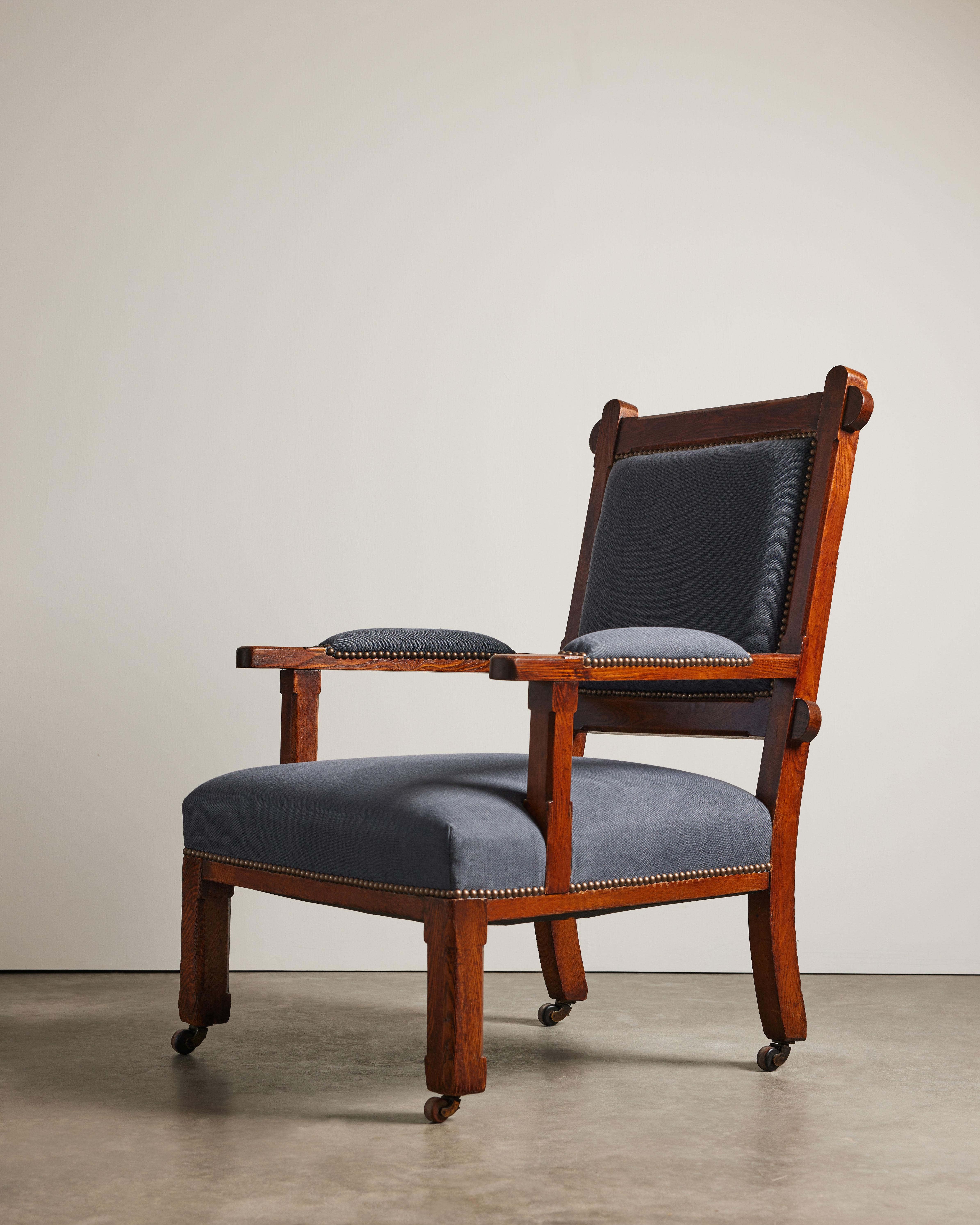 Stained Oak and Linen Arts and Crafts Armchair, England, 19th C Excellent état - En vente à New York City, NY