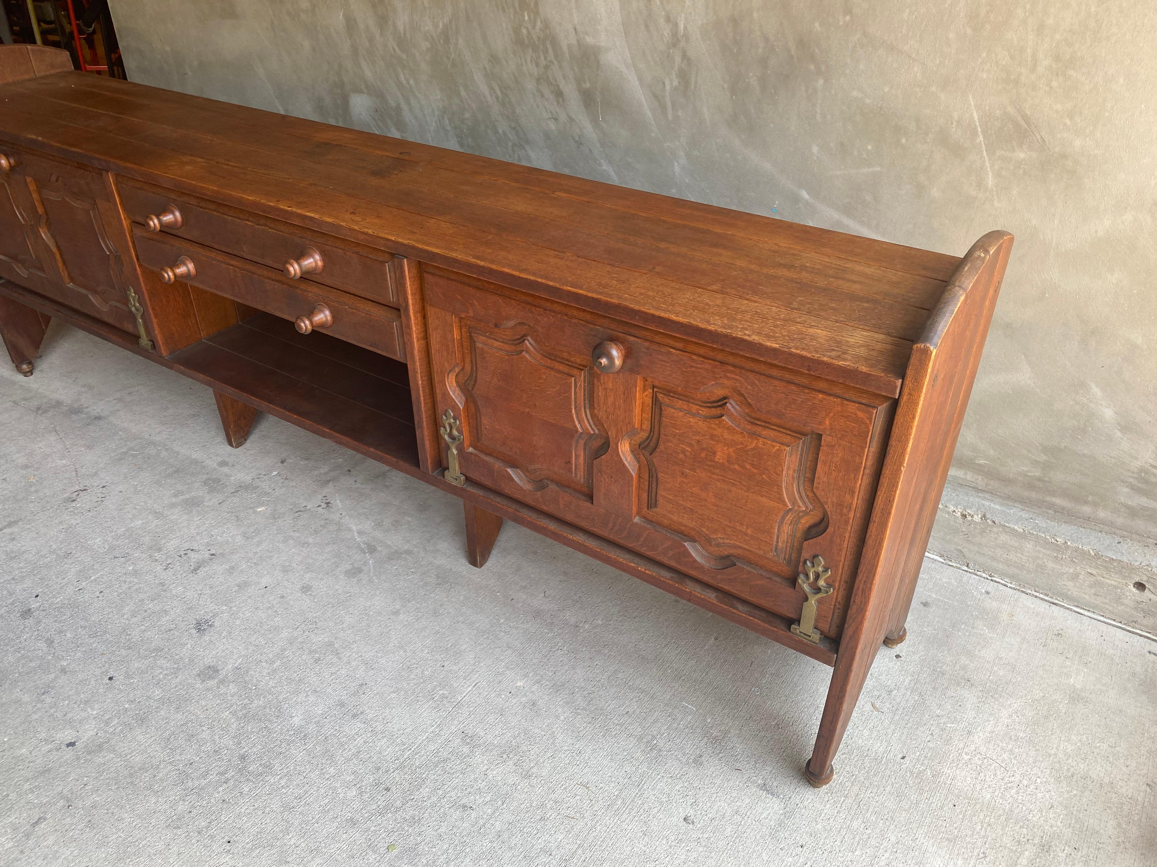 Sideboard aus gebeizter Eiche von Guillerme et Chambron, Frankreich, 1950er Jahre (Moderne der Mitte des Jahrhunderts)