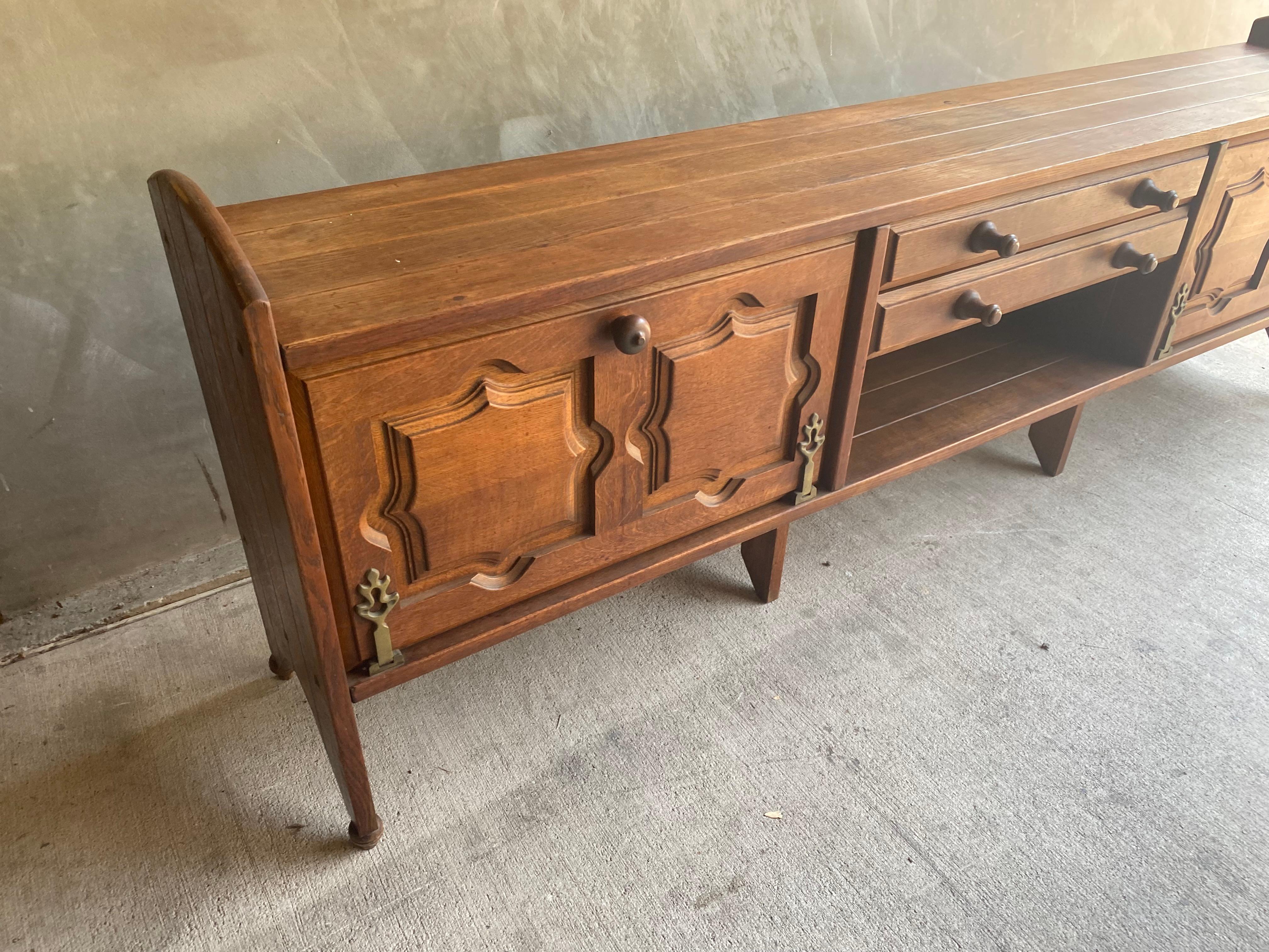 Sideboard aus gebeizter Eiche von Guillerme et Chambron, Frankreich, 1950er Jahre im Zustand „Gut“ in Austin, TX