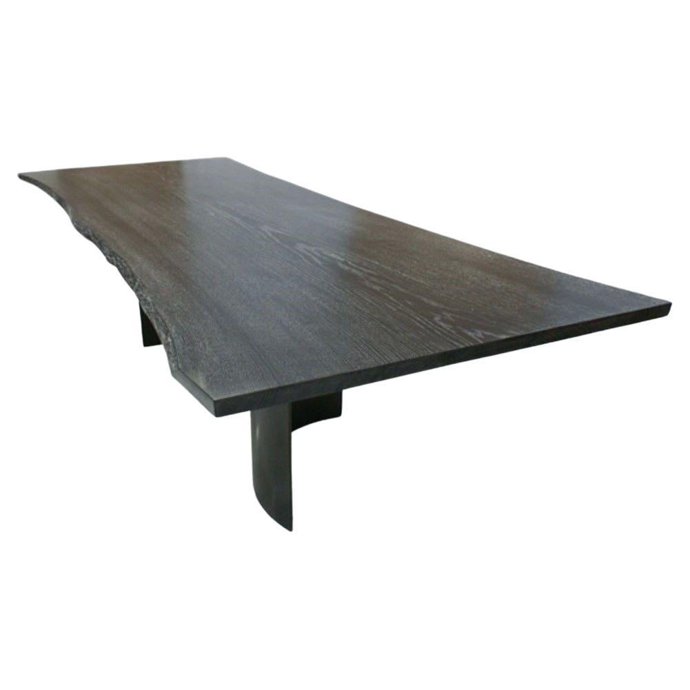Table de salle à manger en chêne teinté organique à bord vif avec pieds incurvés en métal argenté