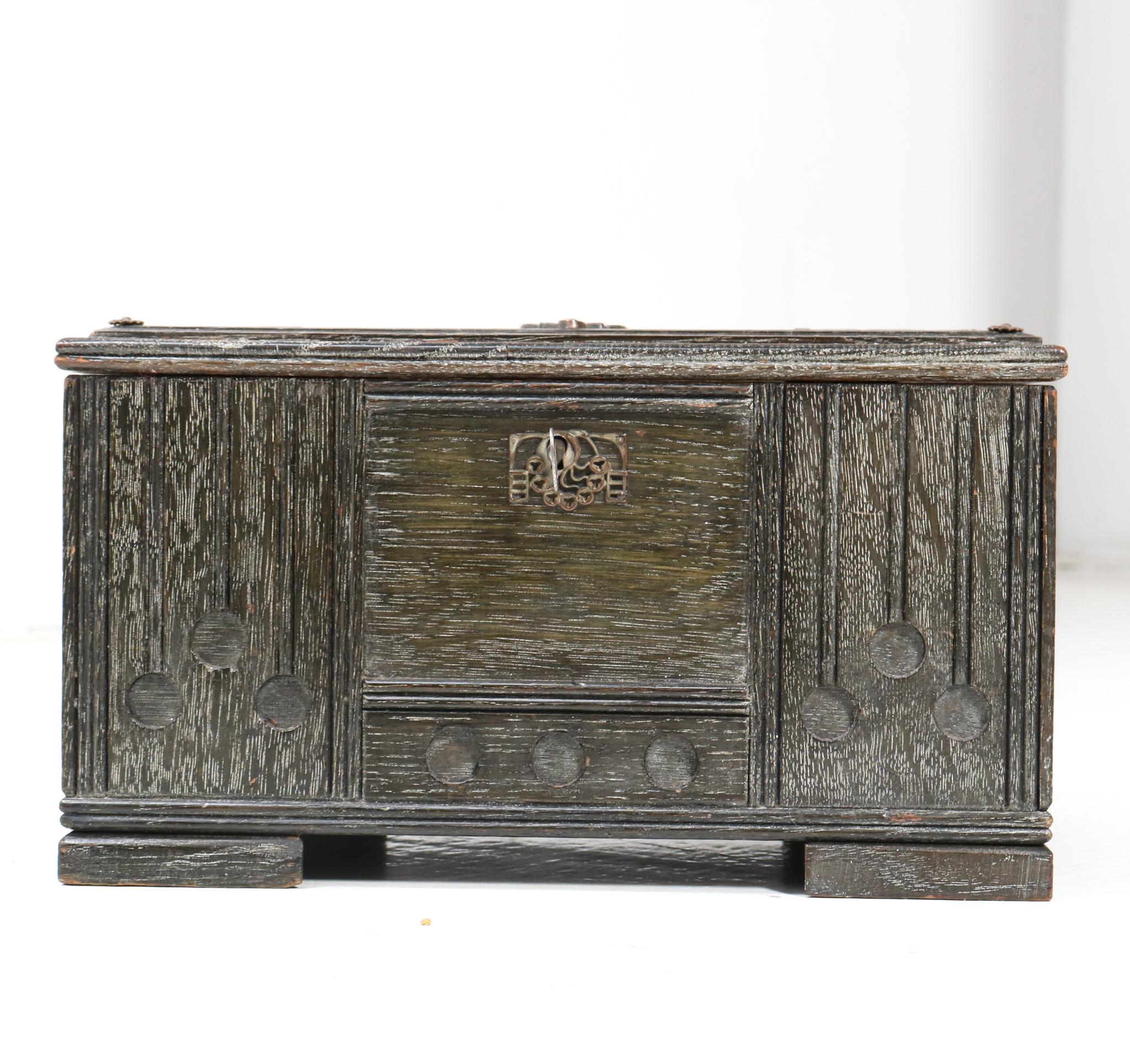 Stunning and rare Vienna Secession decorative box.
Design in the style of Josef Hoffmann.
Striking Austrian design from the 1900s.
Solid stained oak with hand-crafted geometric elements.
Original patinated brass decoration.
The lock and key are