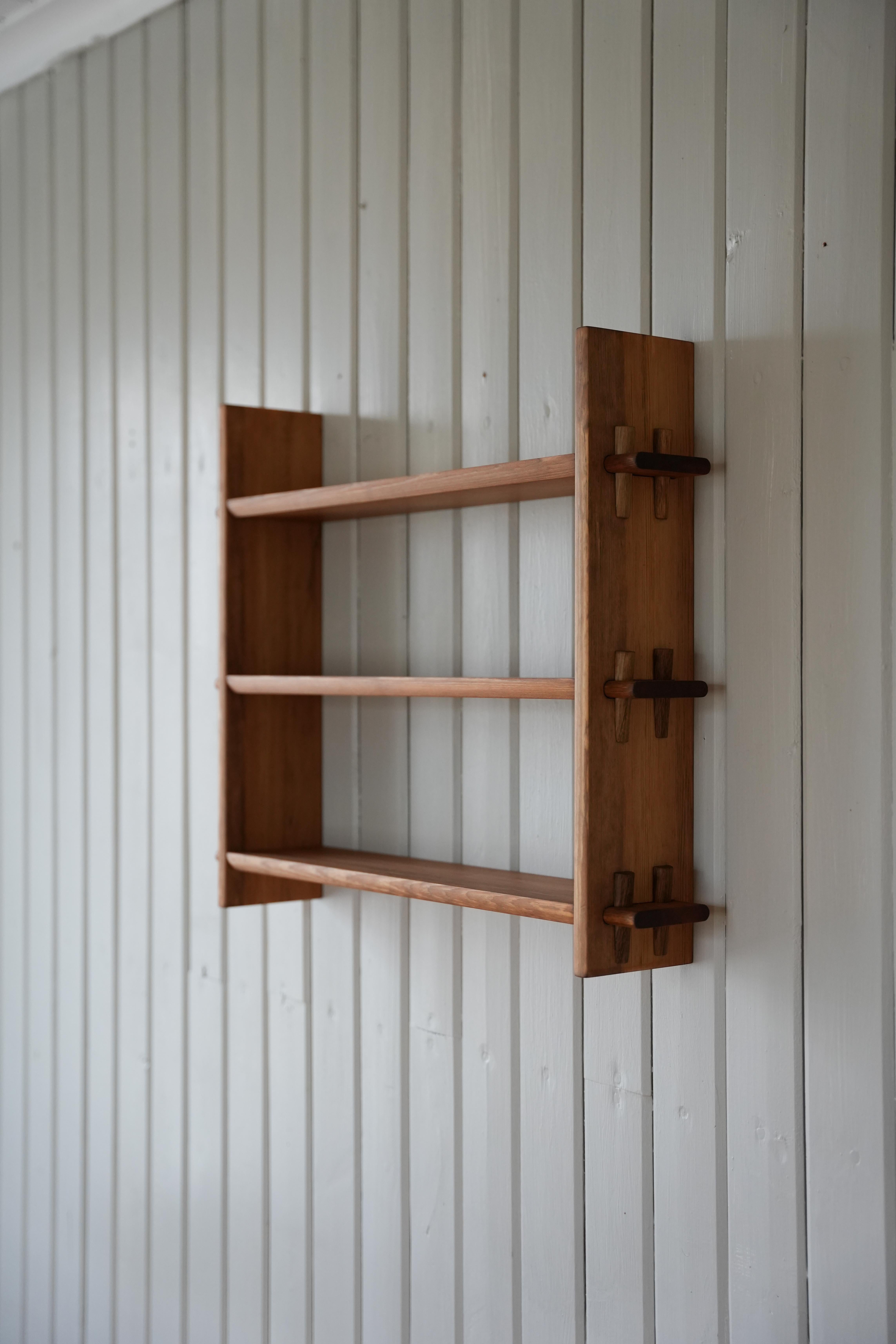 È realizzato a mano con pino svedese di alta qualità e fissato con cunei di Oak utilizzando tecniche di falegnameria tradizionali. Il legno viene colorato con una miscela di lana d'acciaio e aceto, che reagisce naturalmente con il legno per dare