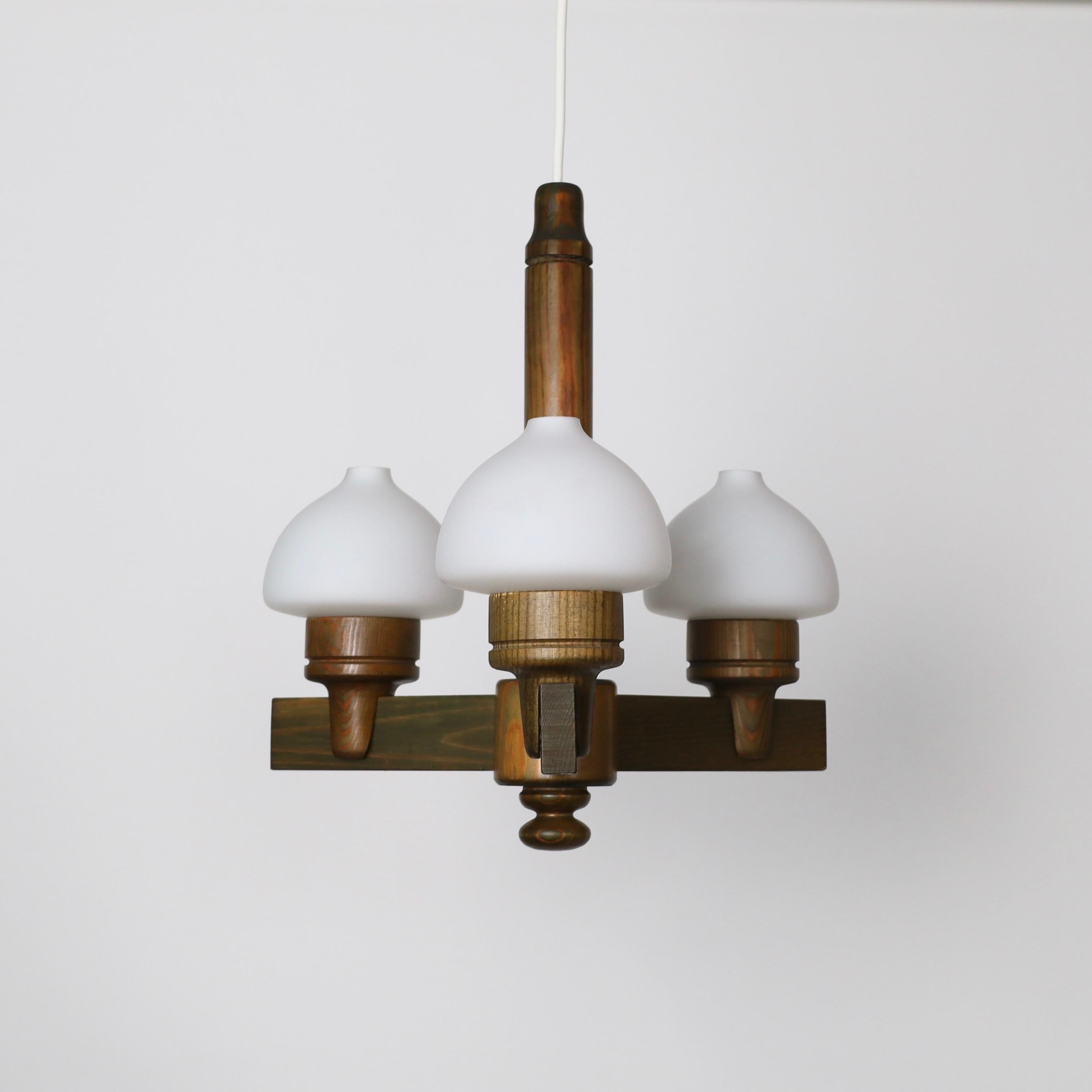 Suédois Lustre en bois de pin teinté Uno Dahlen pour Aneta, Suède, 1970 en vente