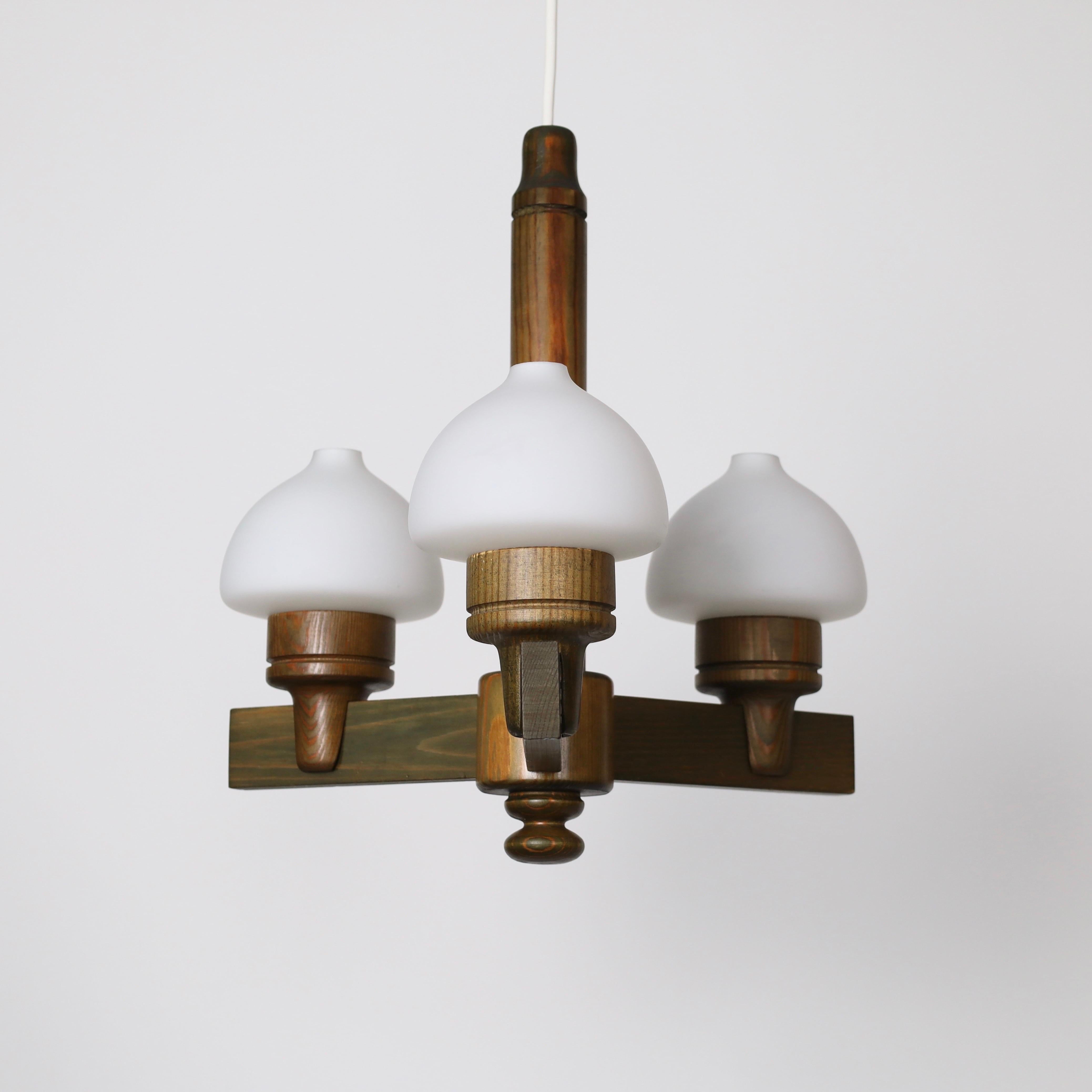 Lustre en bois de pin teinté Uno Dahlen pour Aneta, Suède, 1970 Bon état - En vente à Værløse, DK