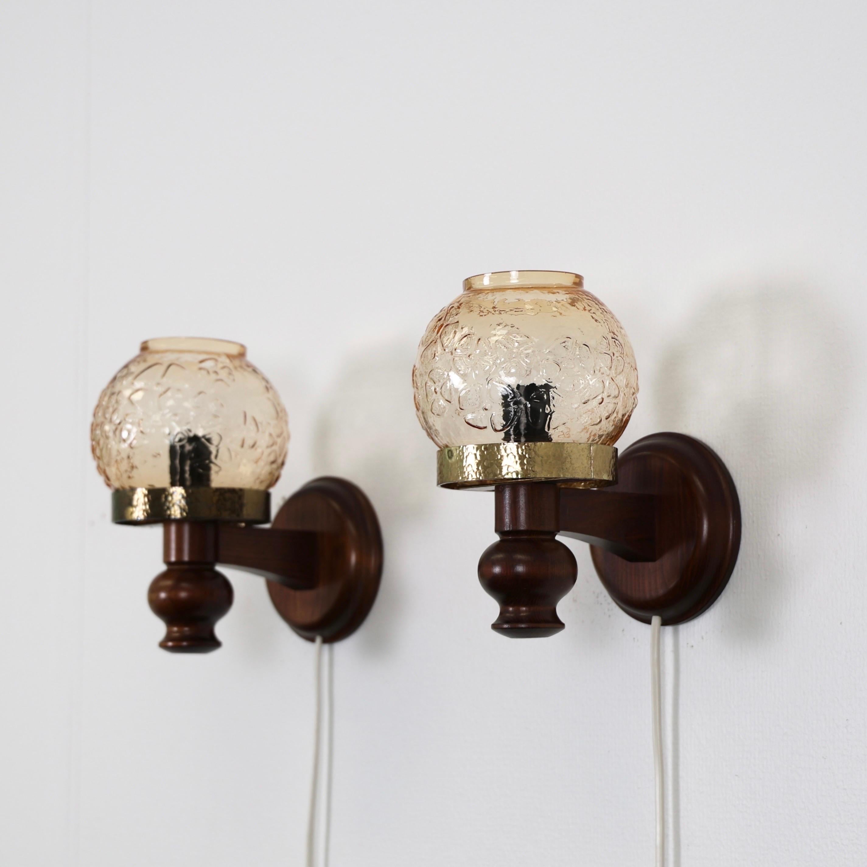 Ensemble de lampes murales en pin teinté foncé avec abat-jour en verre fabriquées par Solbackens Svarveri dans les années 1970. Un beau duo scandinave pour une belle maison.

* Ensemble (2) d'appliques en bois de pin teinté foncé avec des bandes de