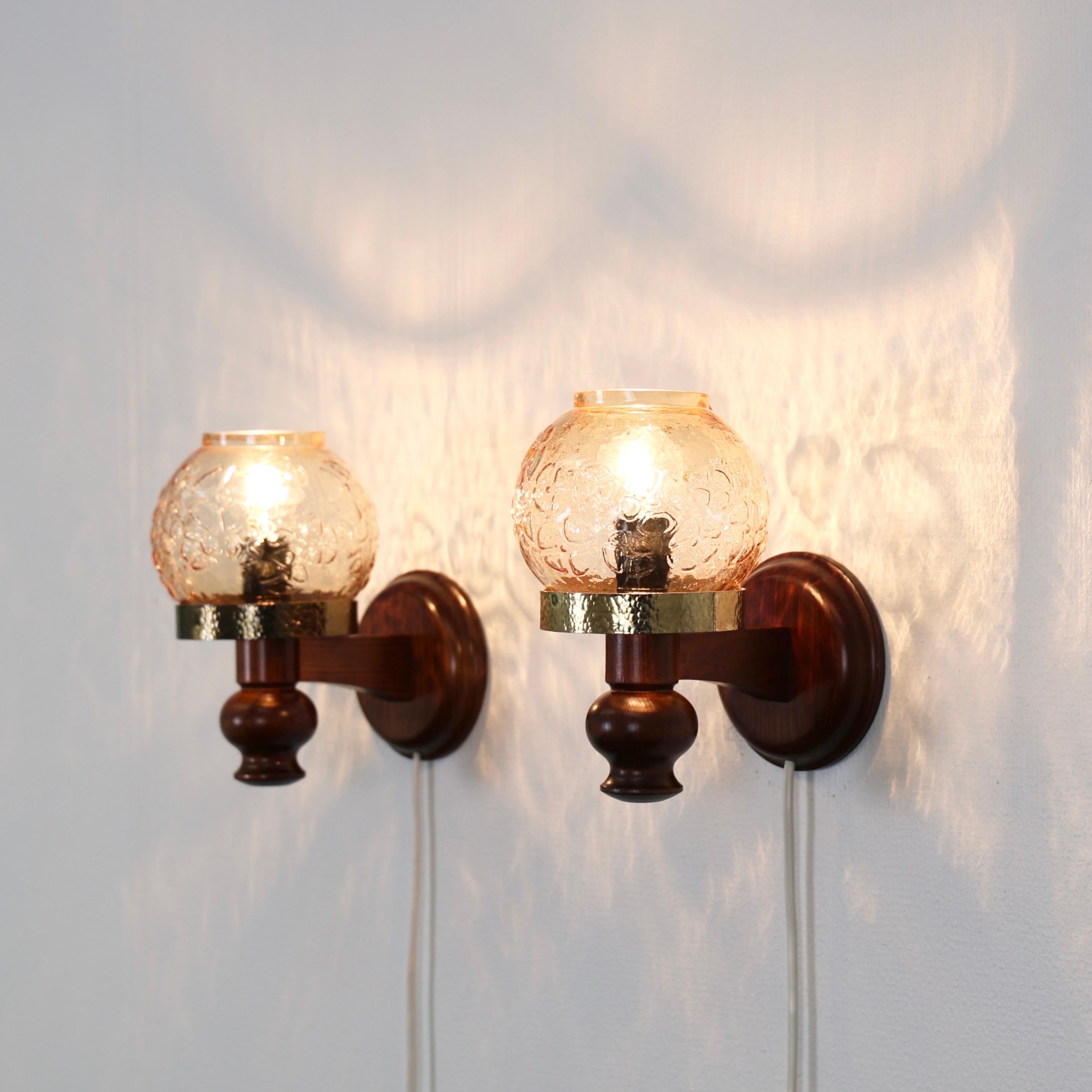 Scandinave moderne Lampes murales en bois de pin teinté de Solbackens Svarveri, Suède, 1970 en vente