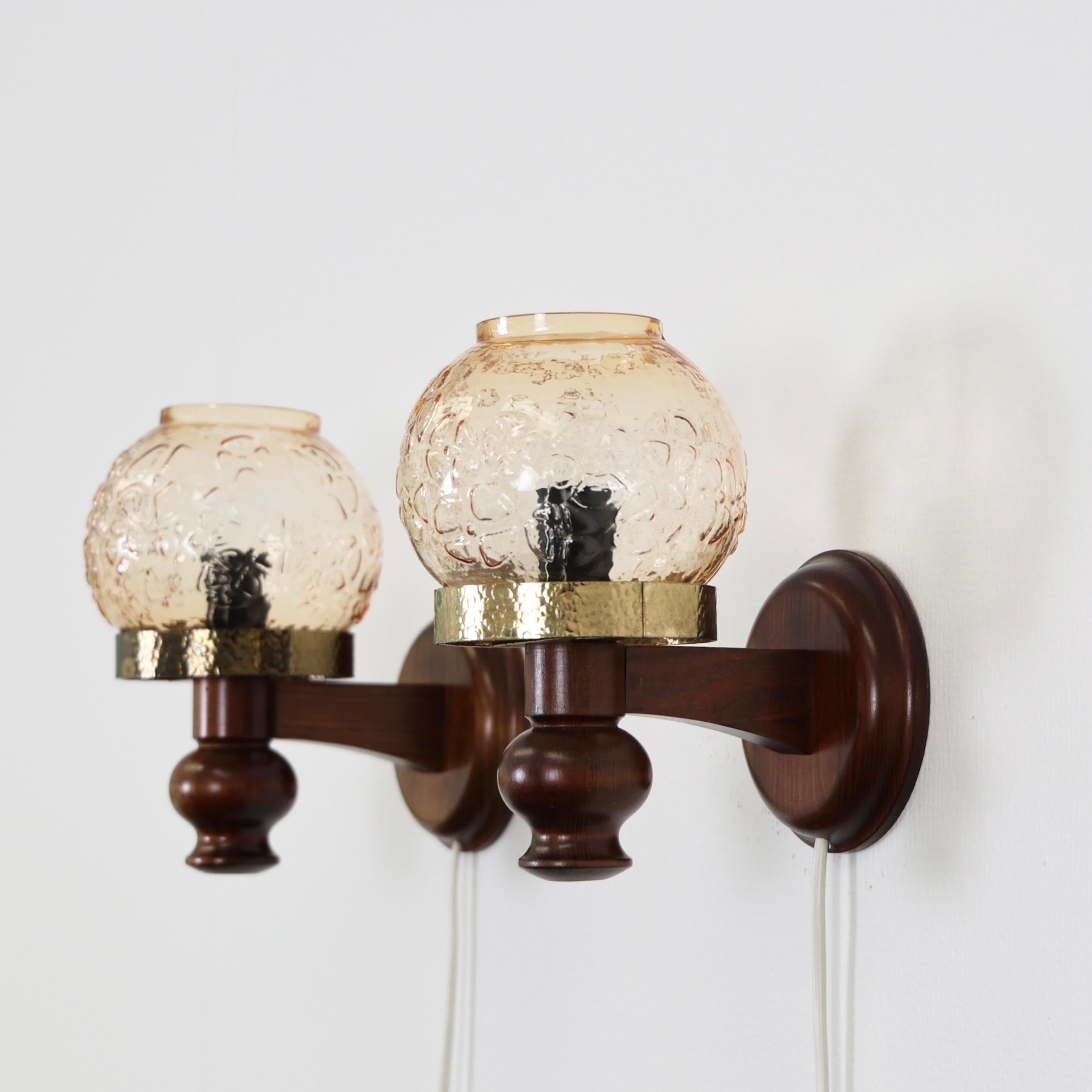 Suédois Lampes murales en bois de pin teinté de Solbackens Svarveri, Suède, 1970 en vente