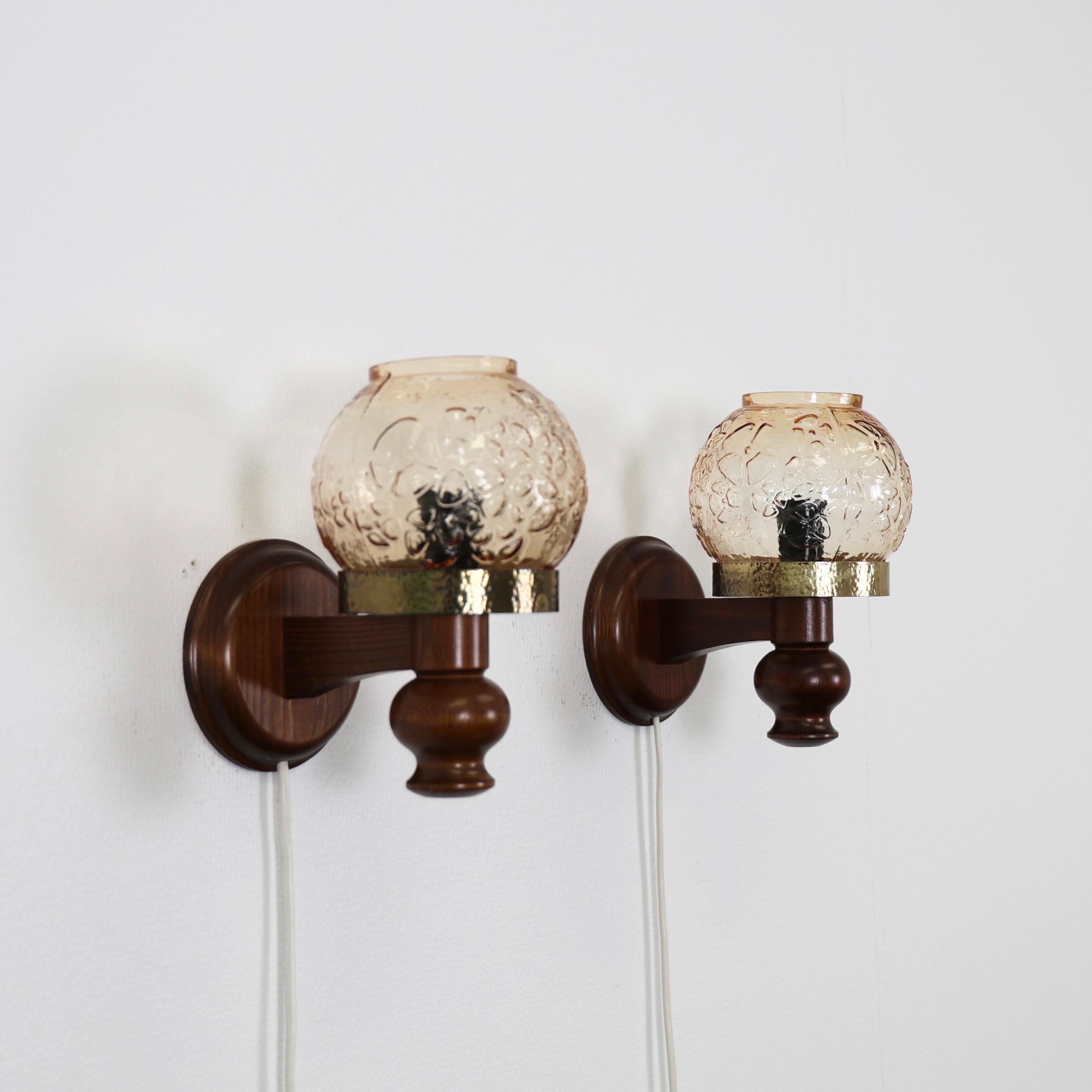 Tacheté Lampes murales en bois de pin teinté de Solbackens Svarveri, Suède, 1970 en vente