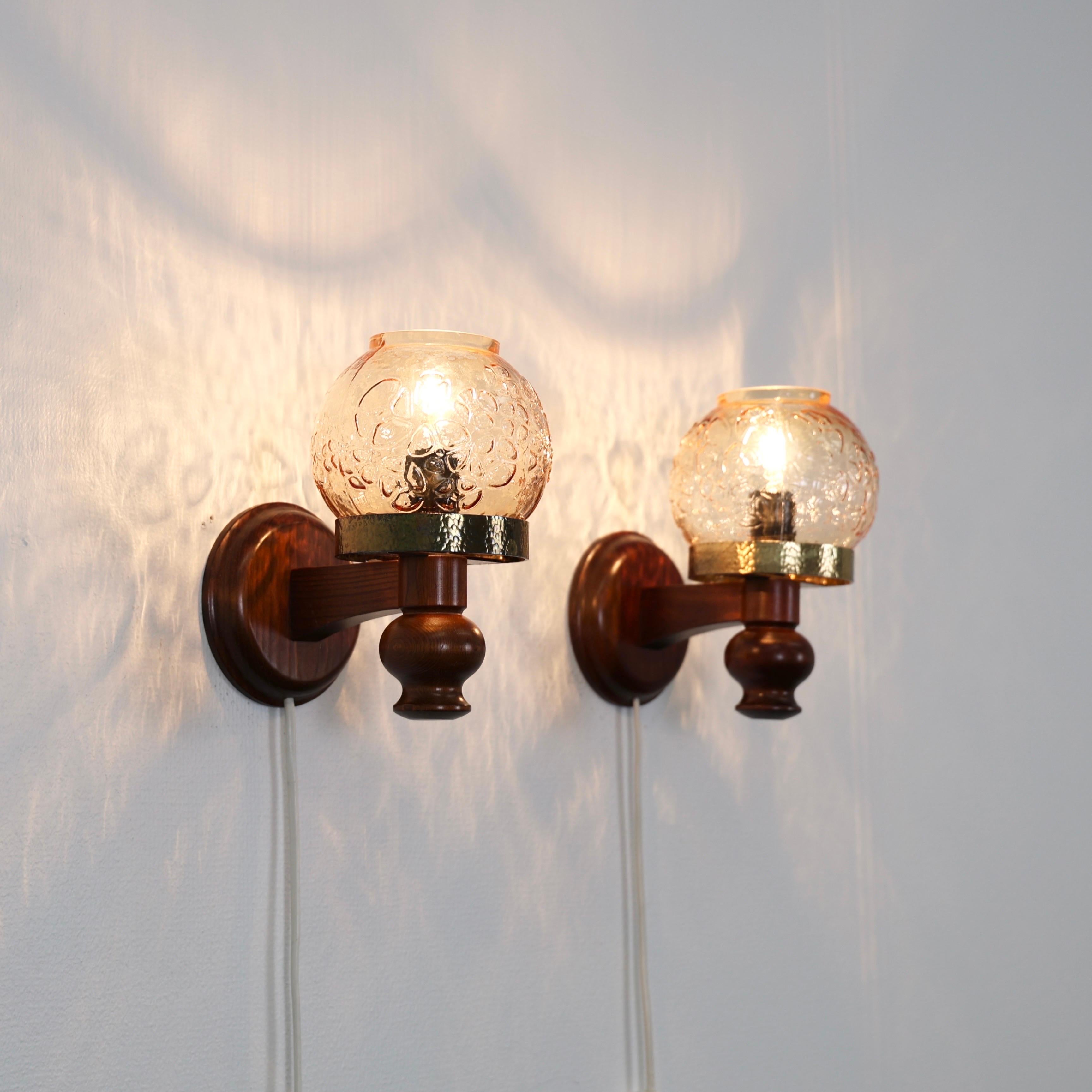 Lampes murales en bois de pin teinté de Solbackens Svarveri, Suède, 1970 Bon état - En vente à Værløse, DK