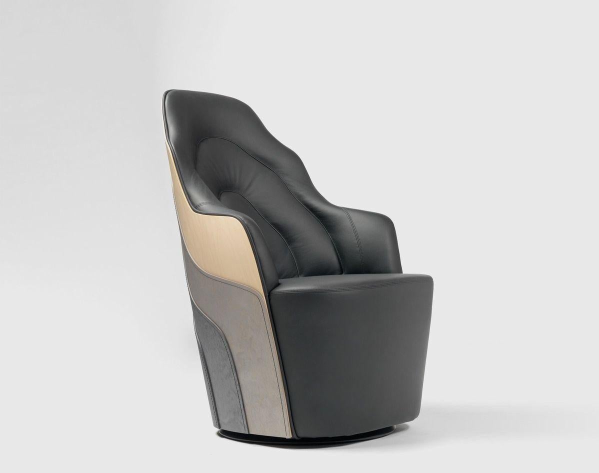 Nussbaum gebeizt Couture Sessel (Gebeizt) im Angebot