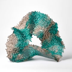 Stained glass, eine dunkelgraue, strukturierte Glasskulptur von Nina Casson McGarva