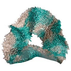 Stained glass, eine dunkelgraue, strukturierte Glasskulptur von Nina Casson McGarva