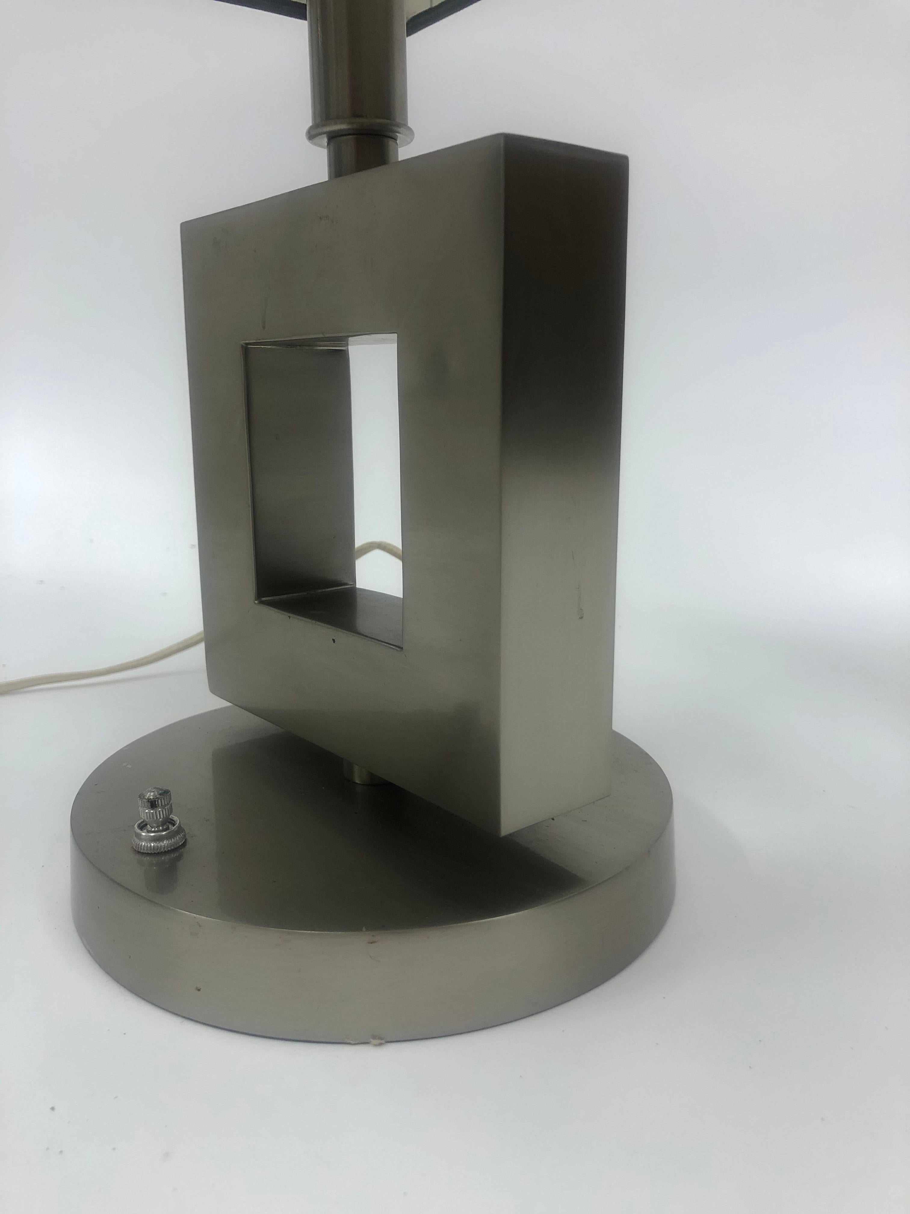 Lampe de table géométrique en acier inoxydable brossé avec abat-jour rectangulaire carré noir. Dimensions de l'abat-jour : H 9 7/8