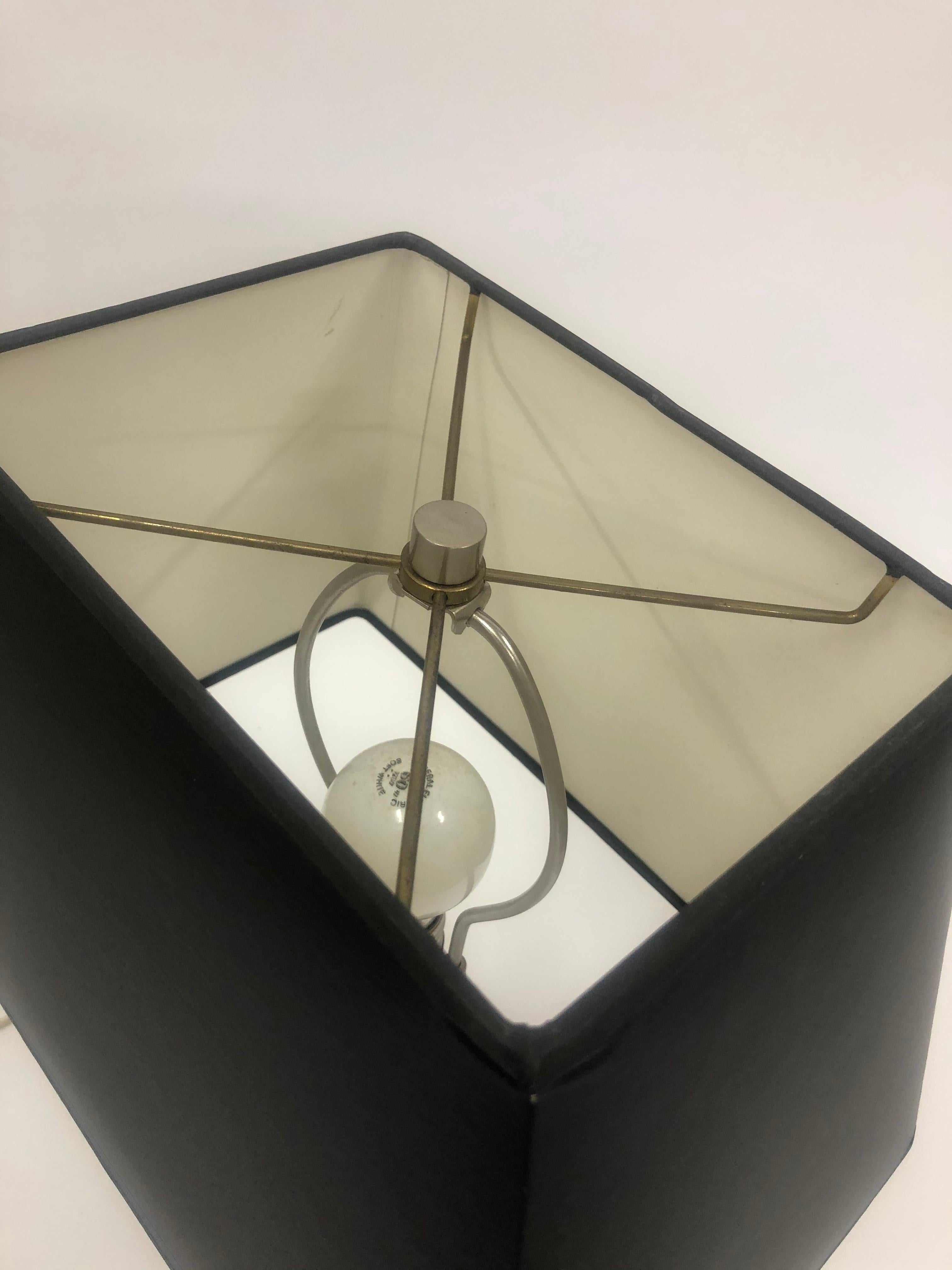 Brossé Lampe de table géométrique en acier inoxydable brossé en vente