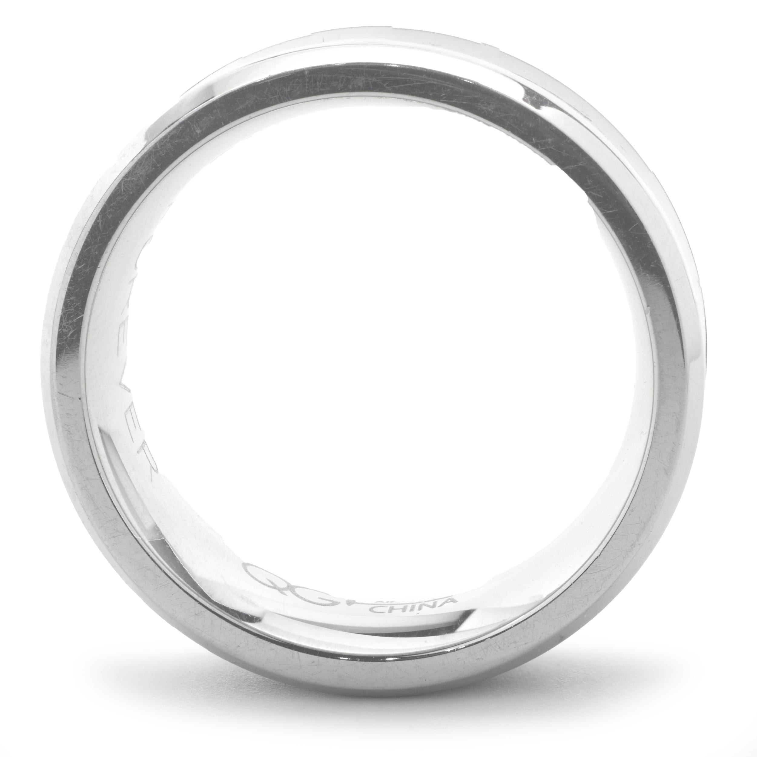 Designer: individuell 
Material: Rostfreier Stahl
Abmessungen: Band ist 8 mm breit 
Ringgröße: 8.5
Gewicht: 6,55 Gramm
