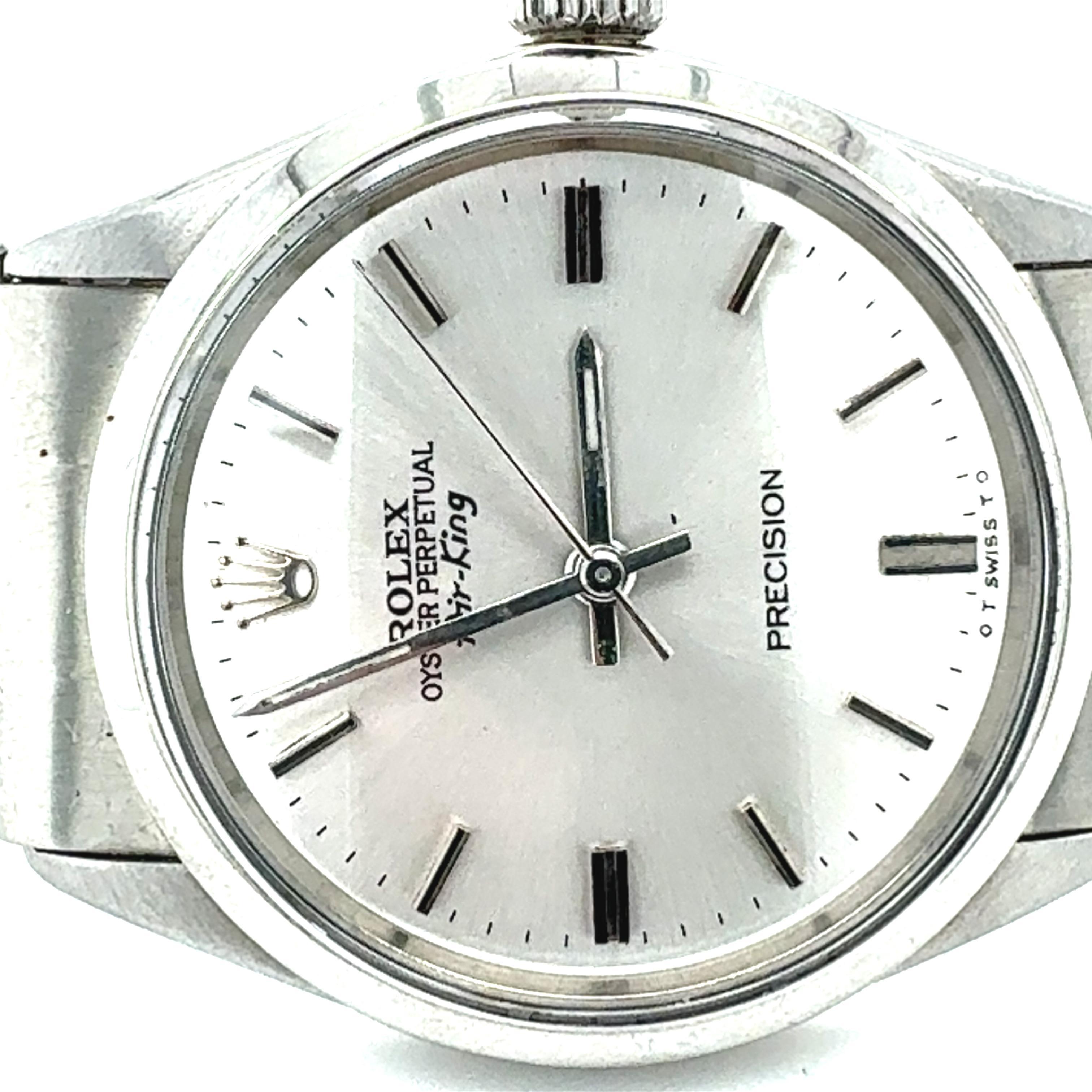 Un vero e proprio classico d'epoca, questo Rolex Air-King Ref. 5500 offre una raffinatezza sobria con un pedigree storico. Caratterizzato da una cassa in acciaio inossidabile da 34 mm e alimentato da un affidabile movimento automatico, questo