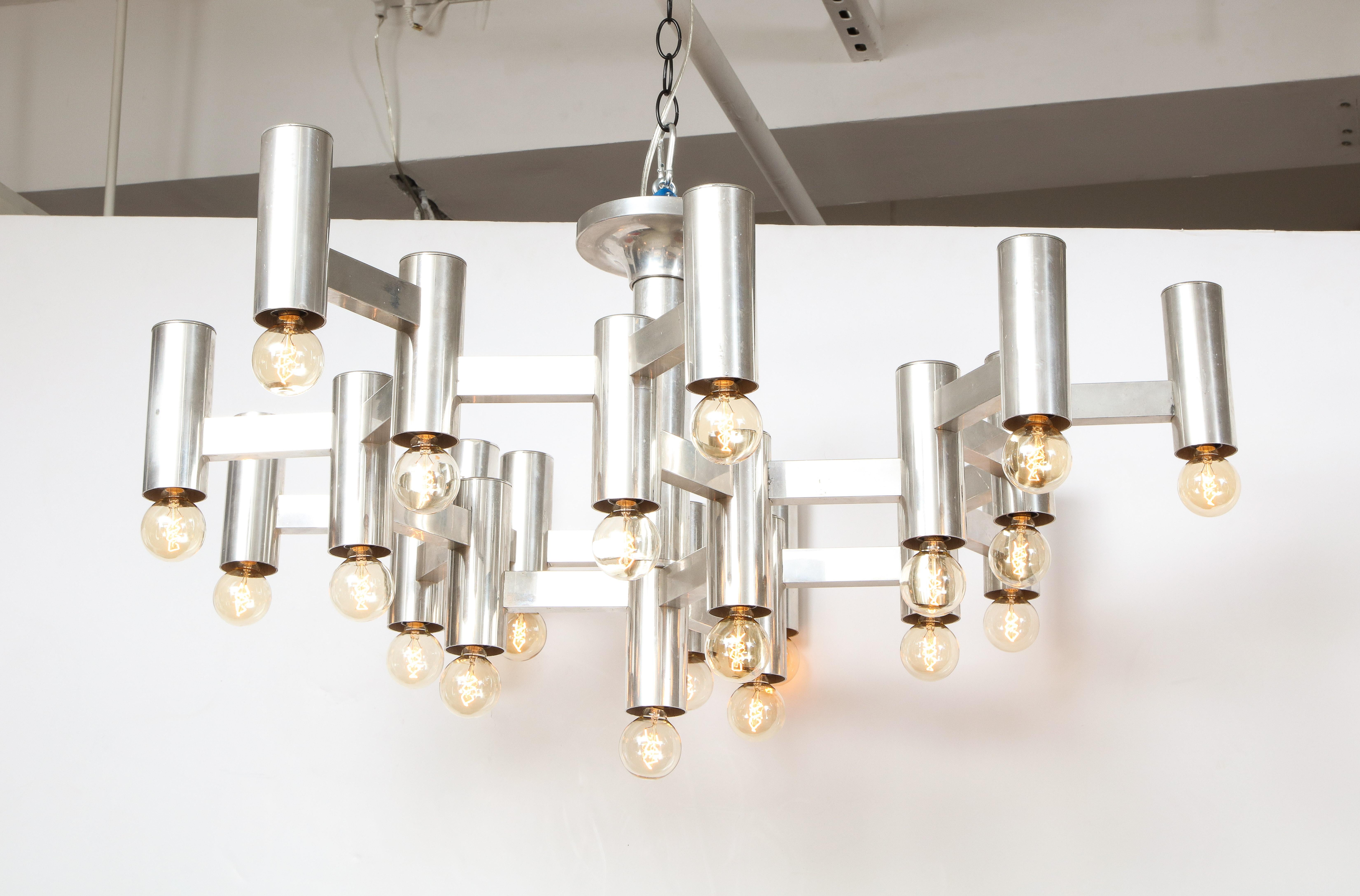 Lampadario Alveolus in acciaio inossidabile, unico nel suo genere, realizzato dall'acclamato designer industriale Gaetano Sciolari, Italia, anni '70 circa. 

Dal design futuristico e organico allo stesso tempo, questo imponente apparecchio è